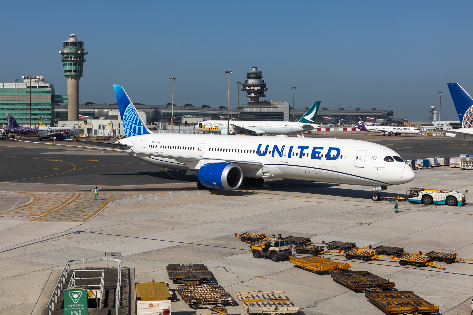 Full size: United Airlines Boeing 787-9 N27997 at Hong Kong International Airport