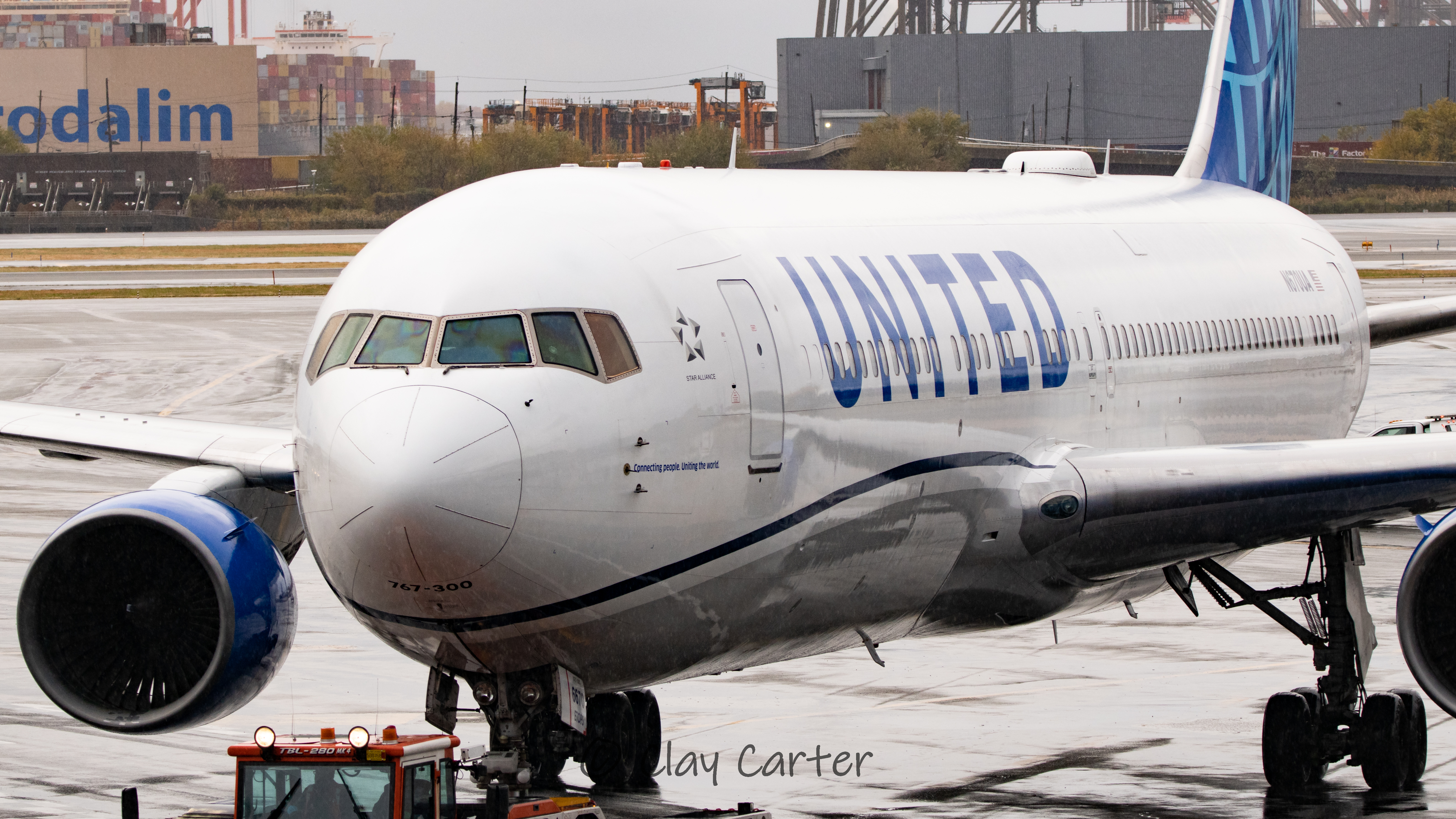 Full size: United Airlines Boeing 767-300ER N670UA at Newark Liberty International Airport