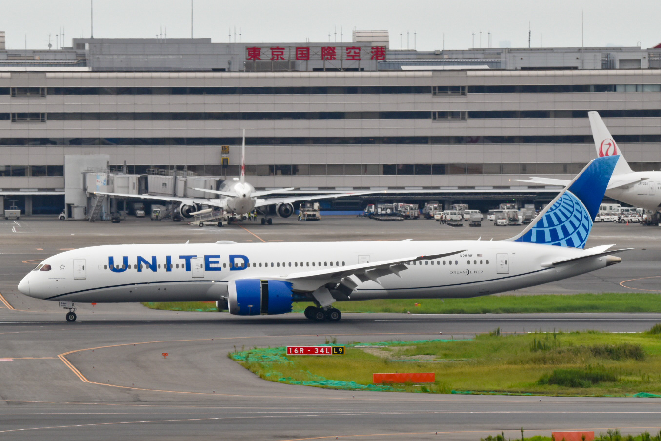 Full size: United Airlines Boeing 787-9 N29981 at Tokyo-Haneda Airport