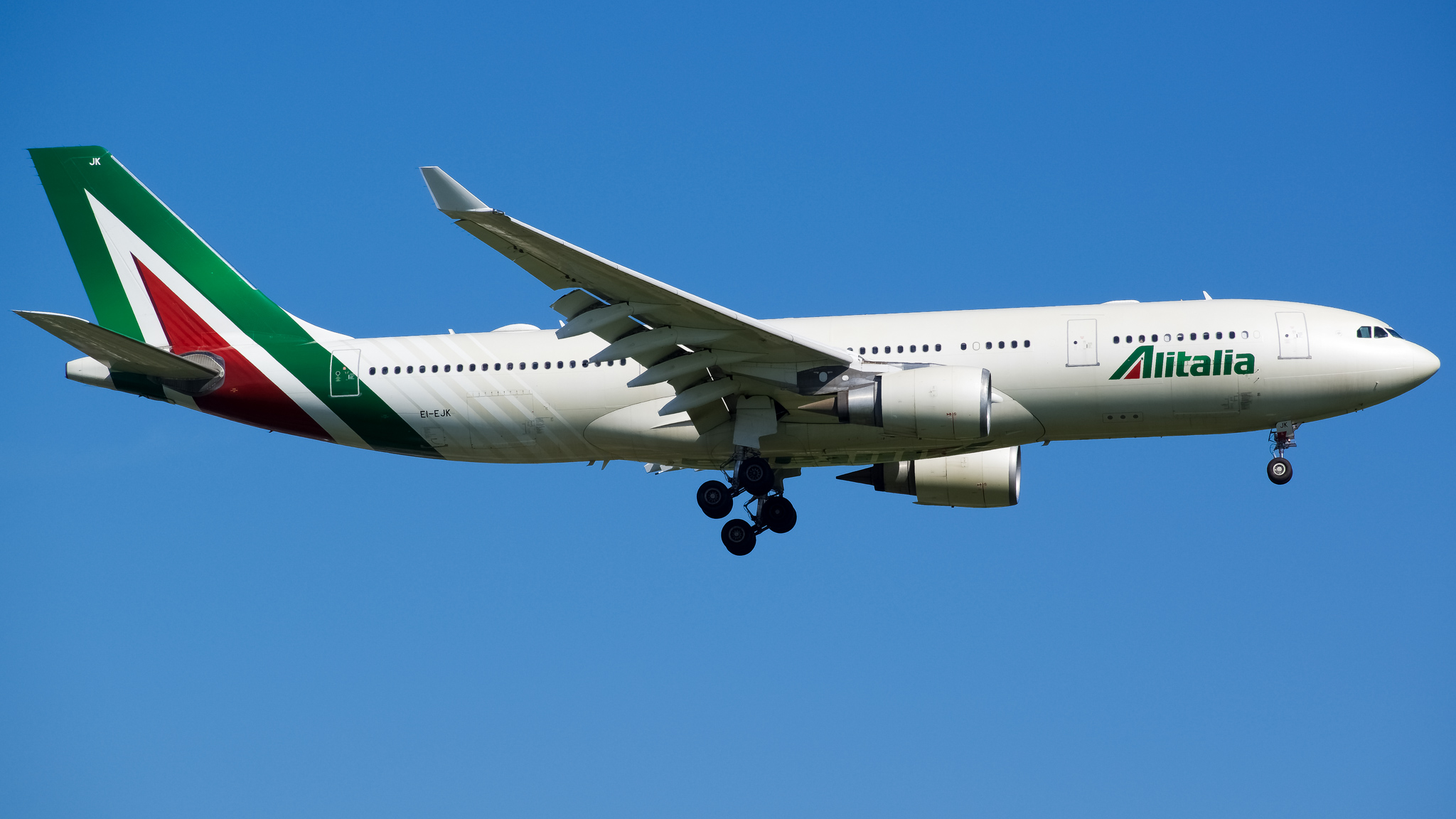 Full size: Alitalia Airbus A330-200 EI-EJK at John F. Kennedy International Airport