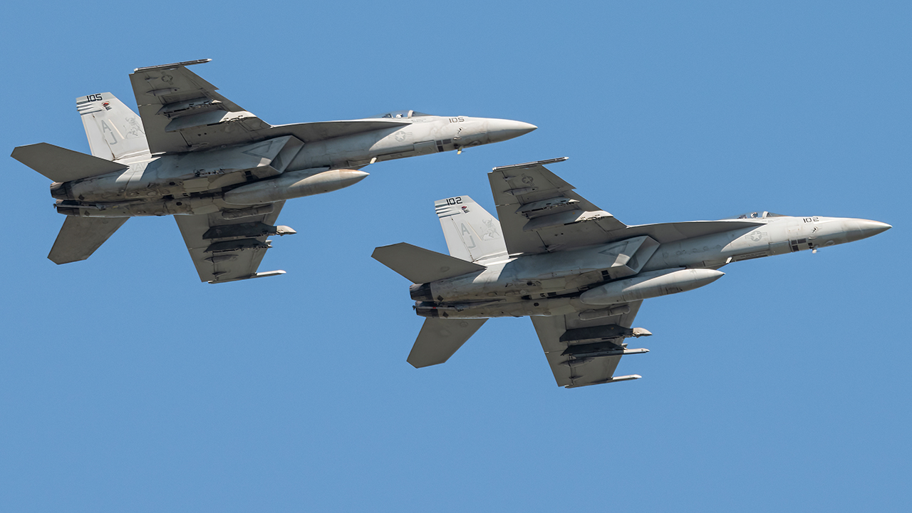 Full size: USN - United States Navy Boeing F/A-18E/F Super Hornet 166834 at Oceana Naval Air Station (Apollo Soucek Field)