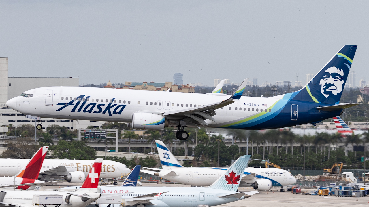 Full size: Alaska Airlines Boeing 737-900ER N433AS at Miami International Airport