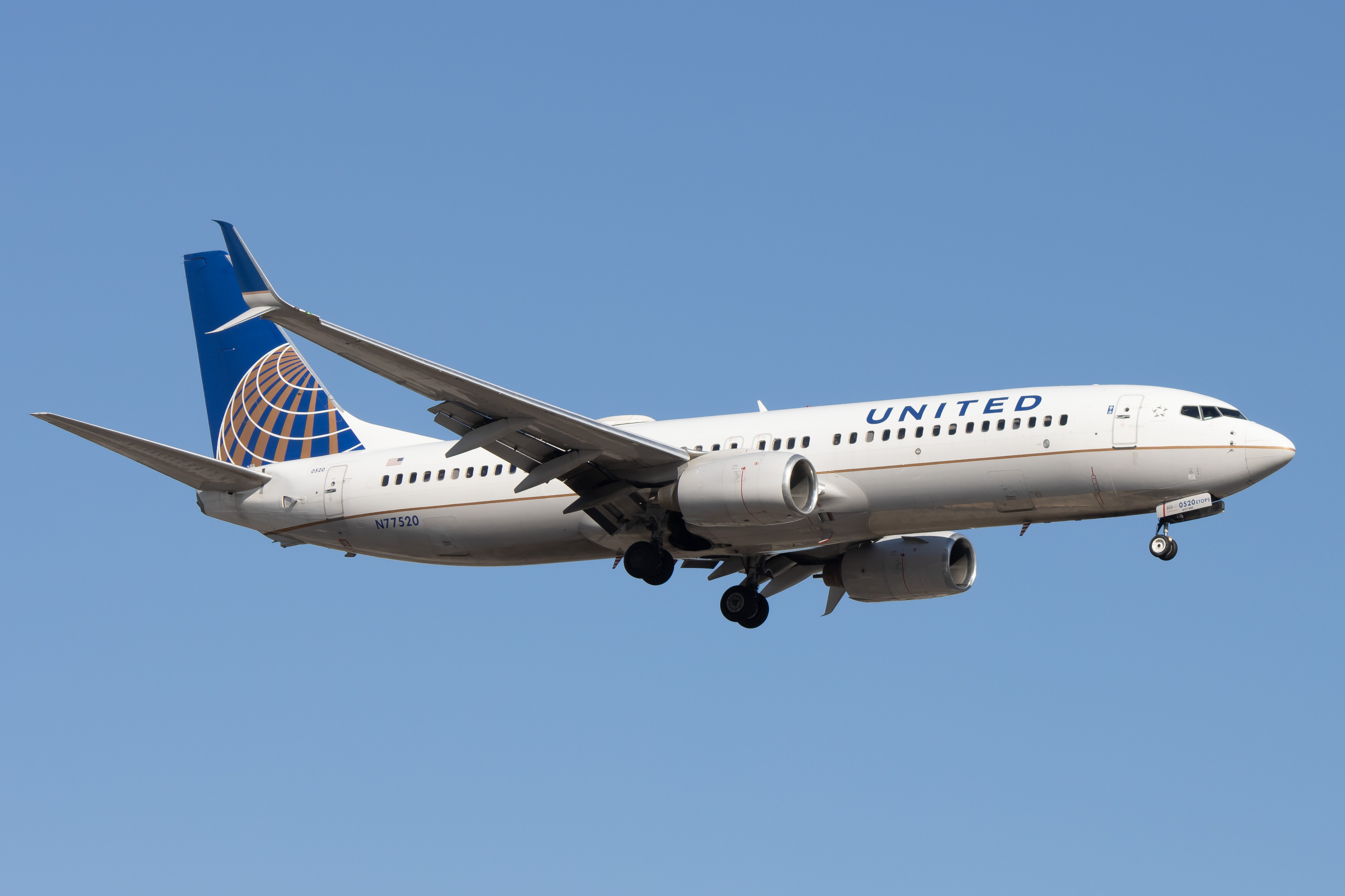 Full size: United Airlines Boeing 737-800 N77520 at Newark Liberty International Airport