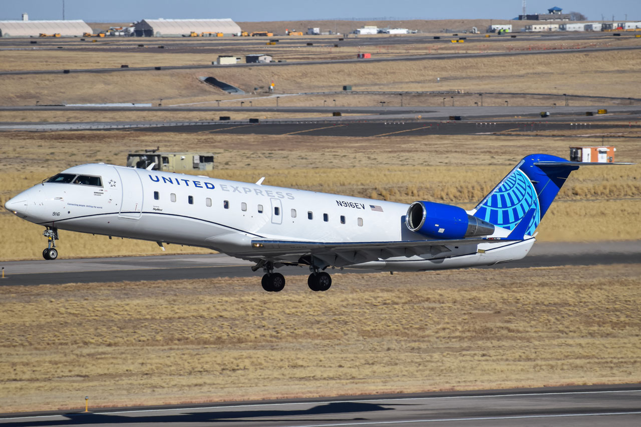 Full size: United Express Mitsubishi CRJ-200 N916EV at Denver International Airport