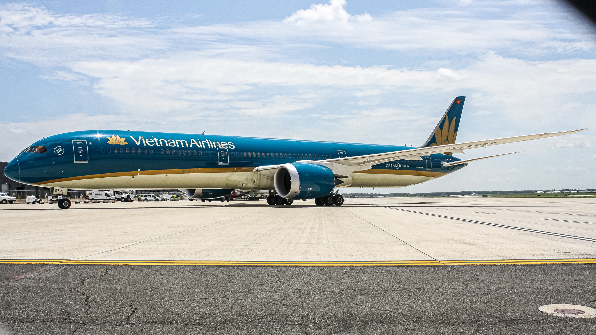 Full size: Vietnam Airlines Boeing 787-10 VN-A872 at Washington Dulles International Airport