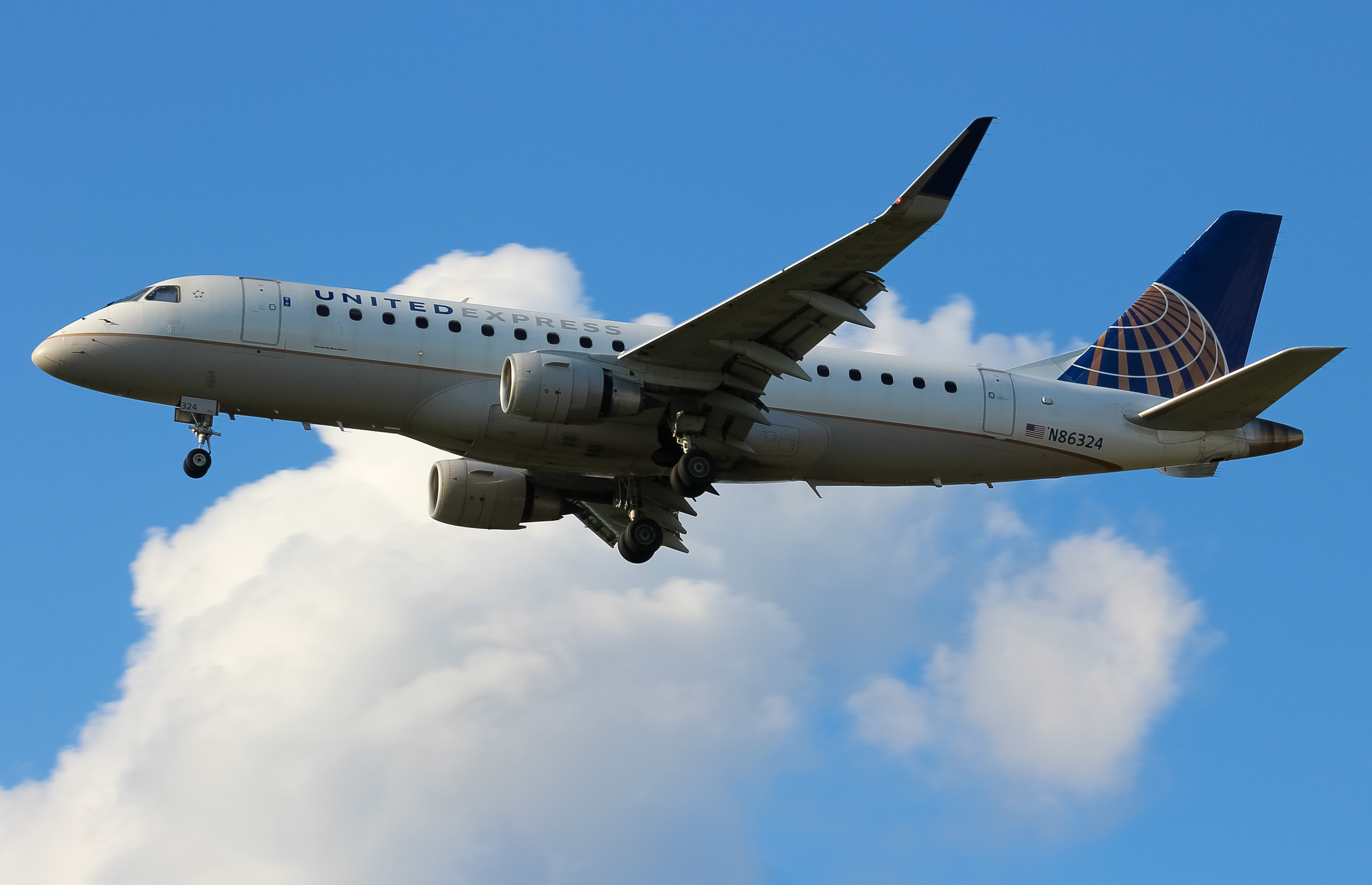 Full size: United Express Embraer E175 N86324 at Cincinnati/Northern Kentucky International Airport