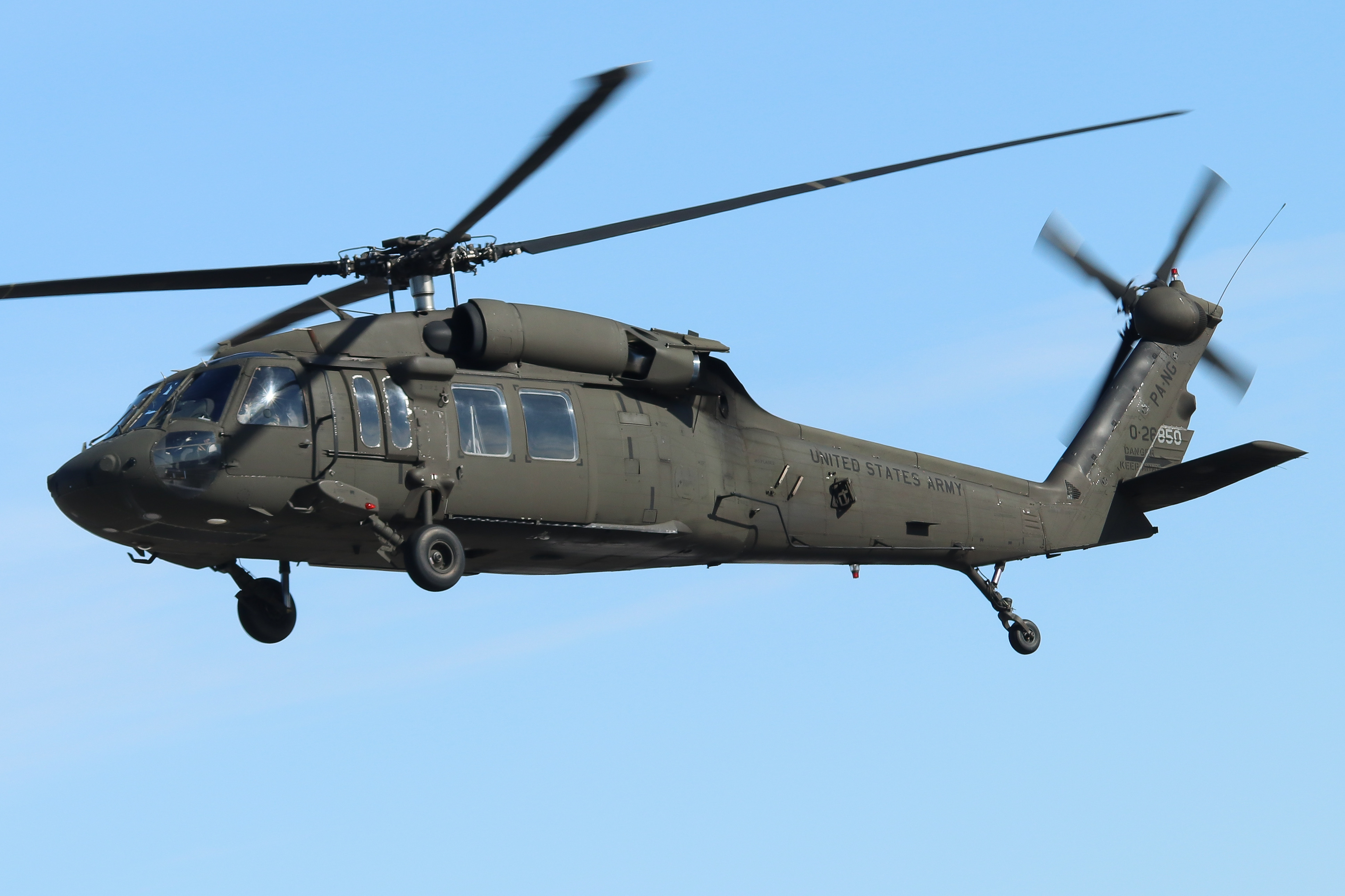 Full size: United States Army  Sikorsky UH-60 Blackhawk  00-26850 at York Airport