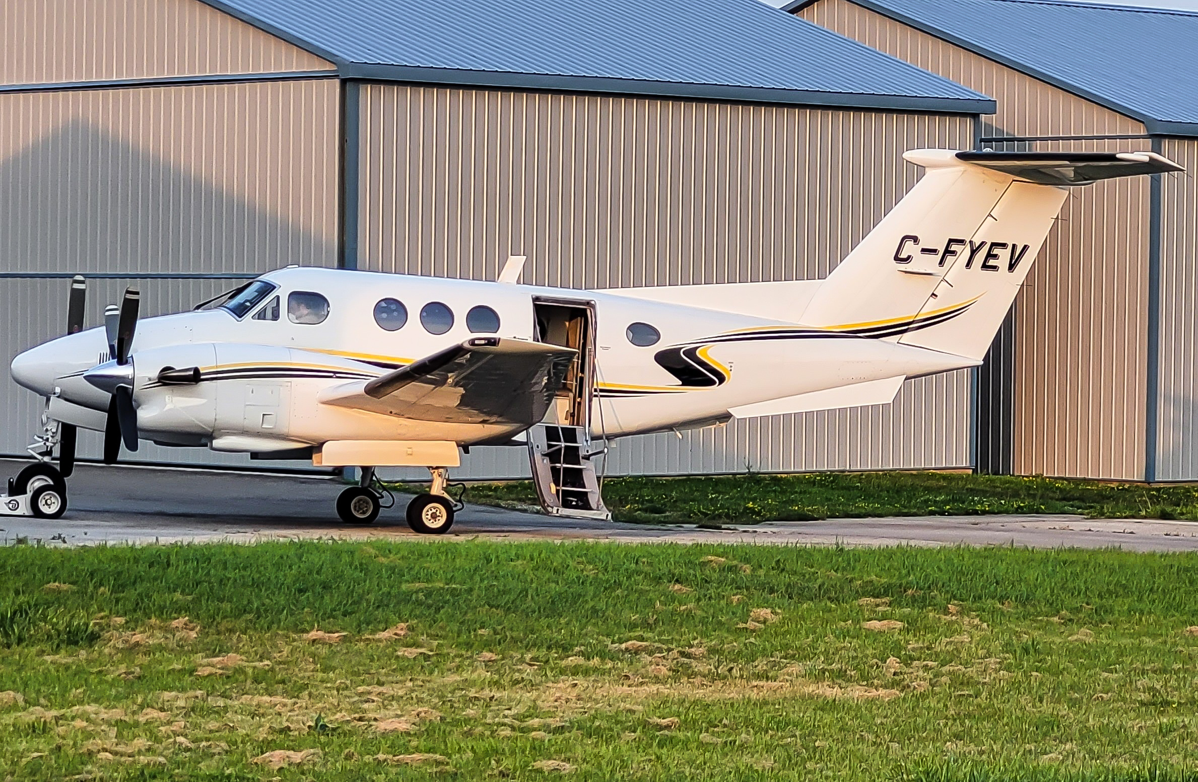 Full size: PRIVATE Beechcraft F90 King air C-FYEV at 