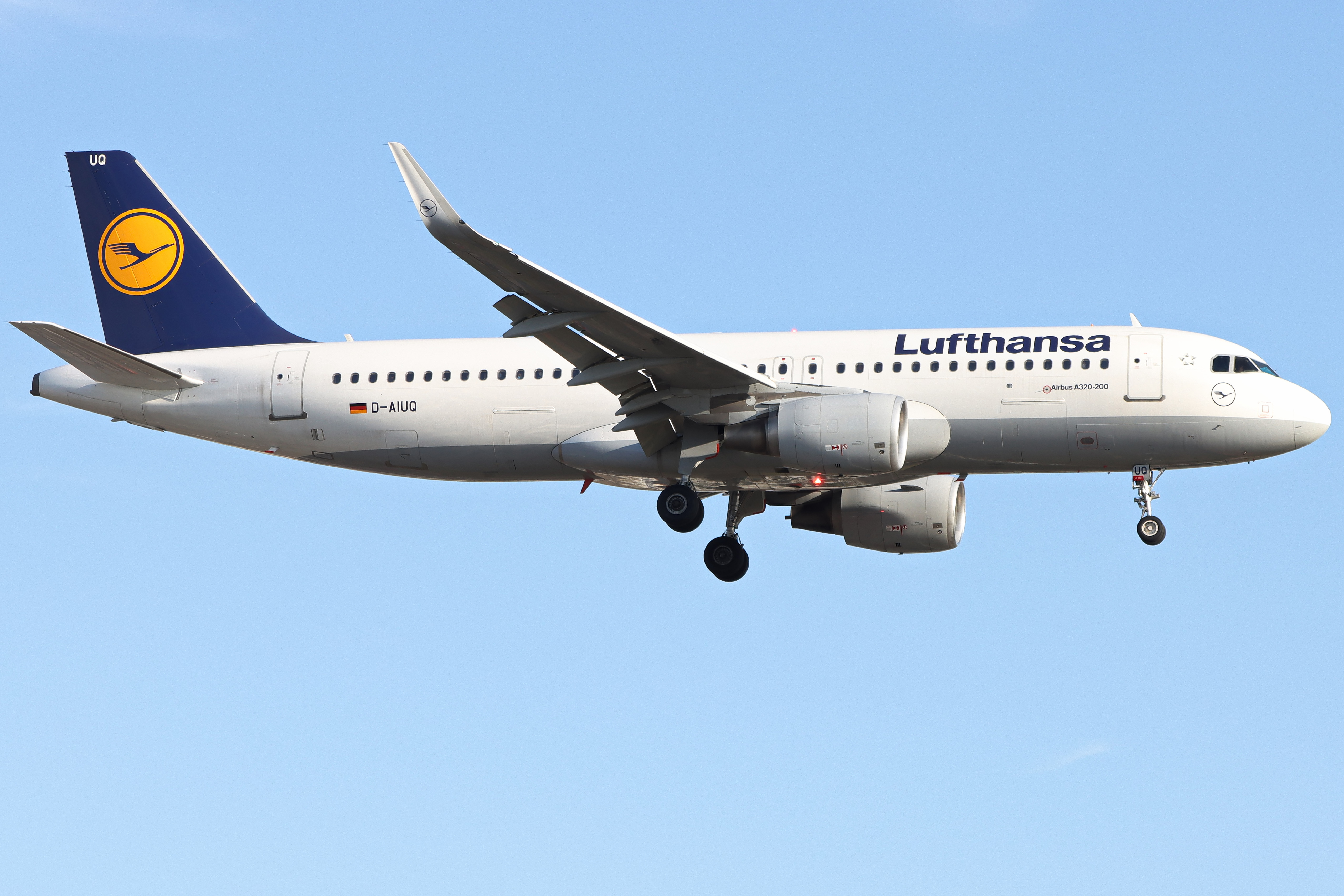 Full size: Lufthansa Airbus A320 D-AIUQ at London Heathrow International Airport