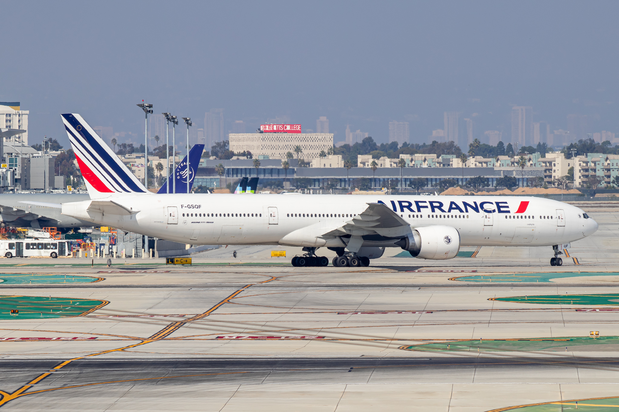 Full size: Air France Boeing 777-300ER F-GSQF at Los Angeles International Airport