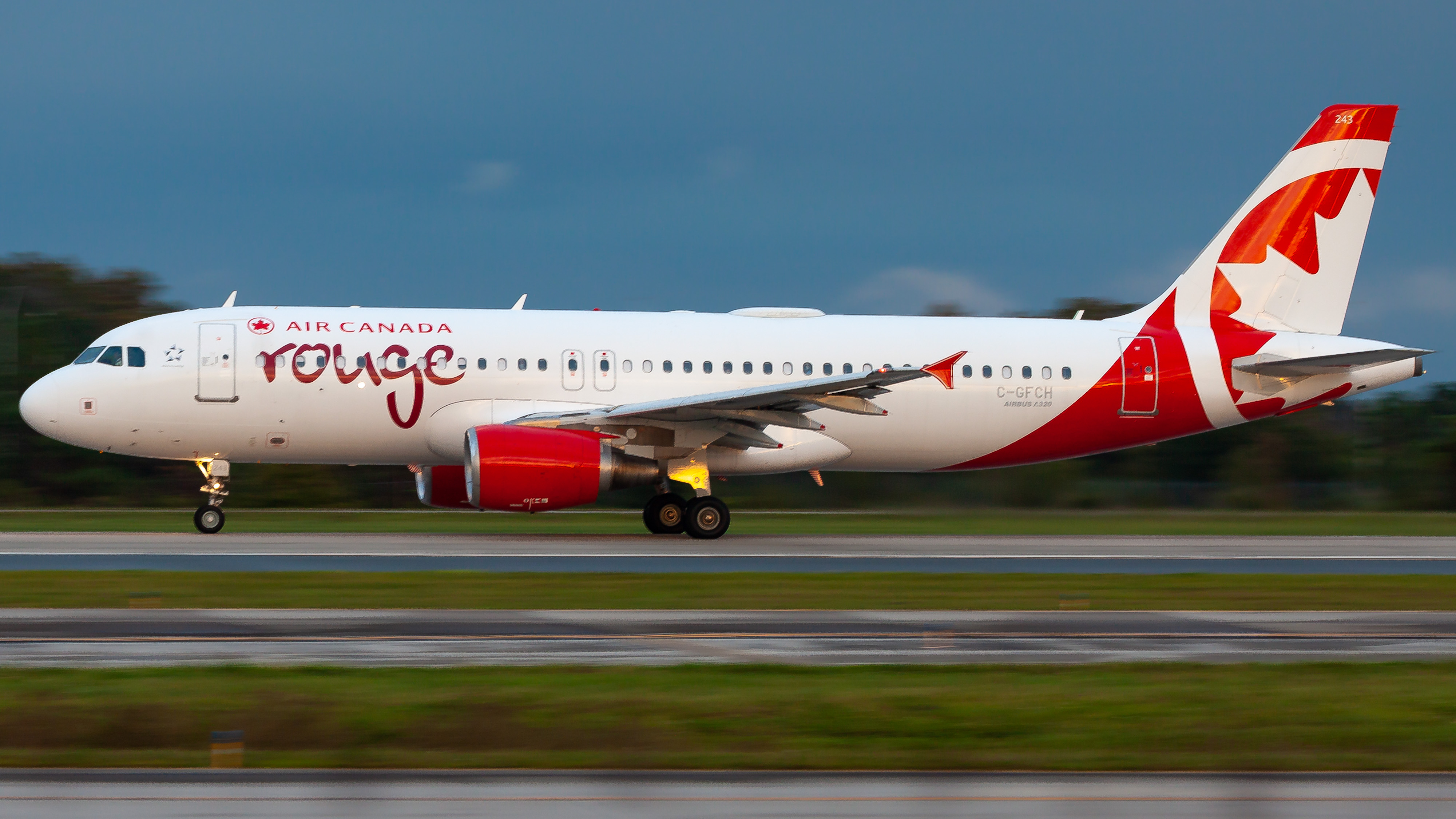 Full size: Air Canada Rouge Airbus A320 C-GFCH at Orlando International Airport
