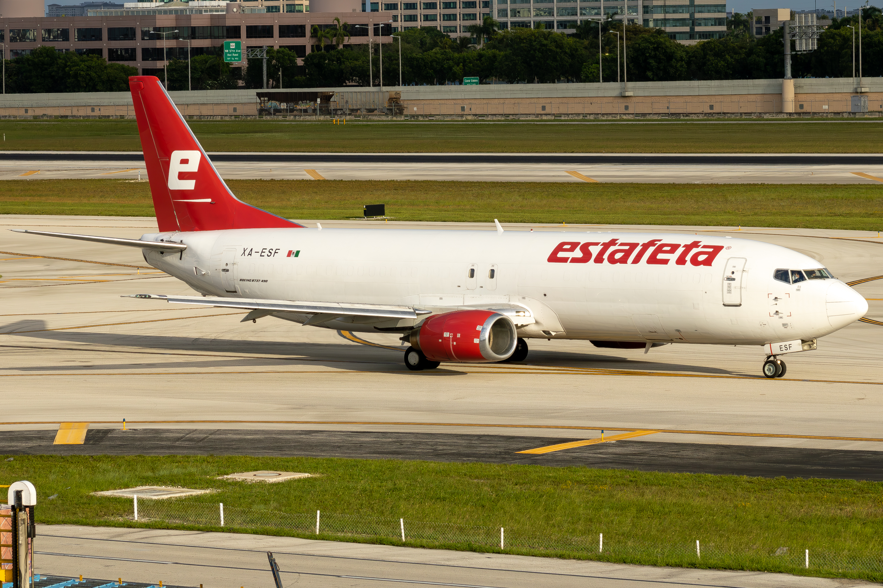 Full size: Estafeta Carga AÃ©rea Boeing 737-400 XA-ESF at Miami International Airport