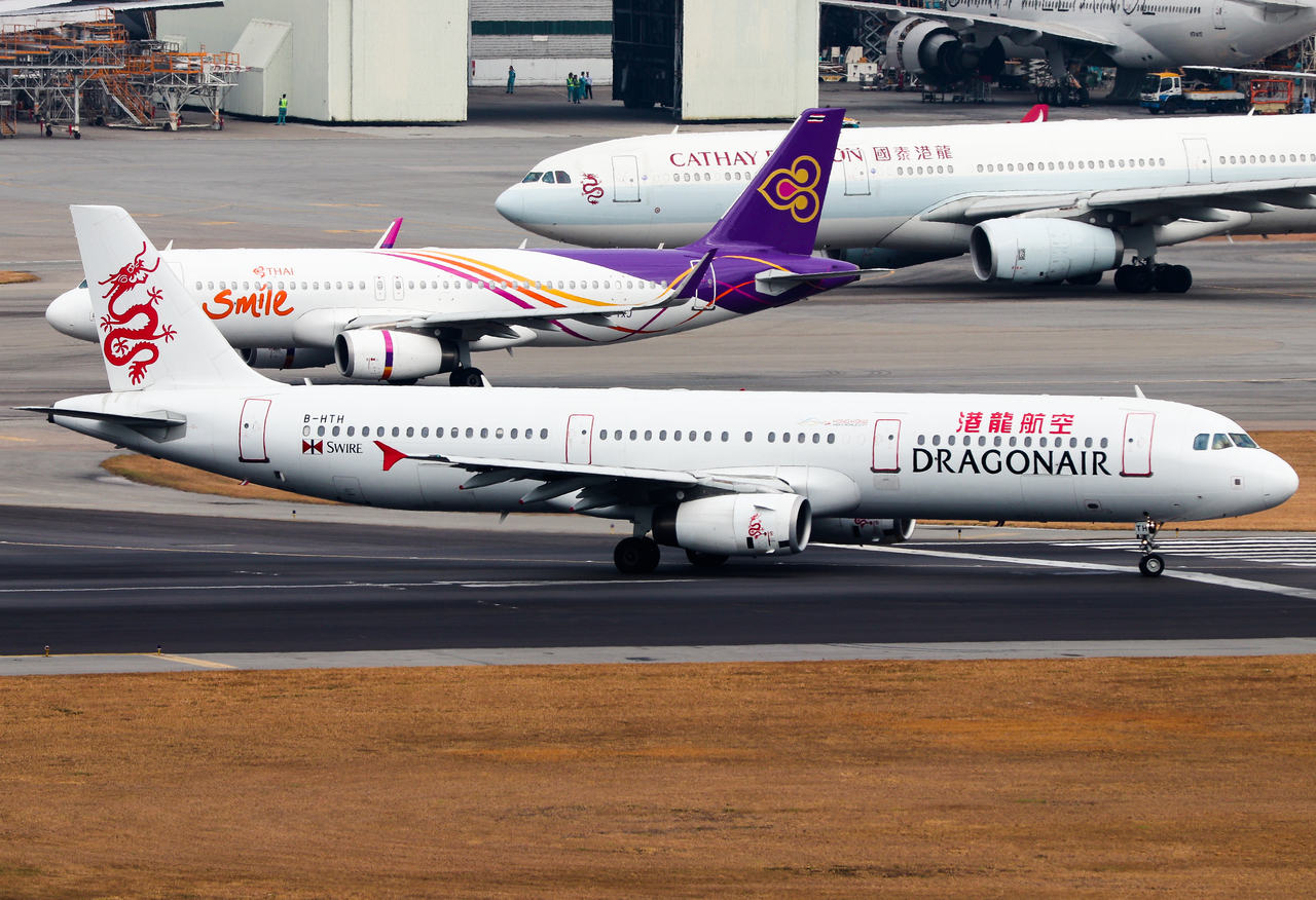 Full size: Cathay Dragon Airbus A321-200 B-HTH at Hong Kong International Airport