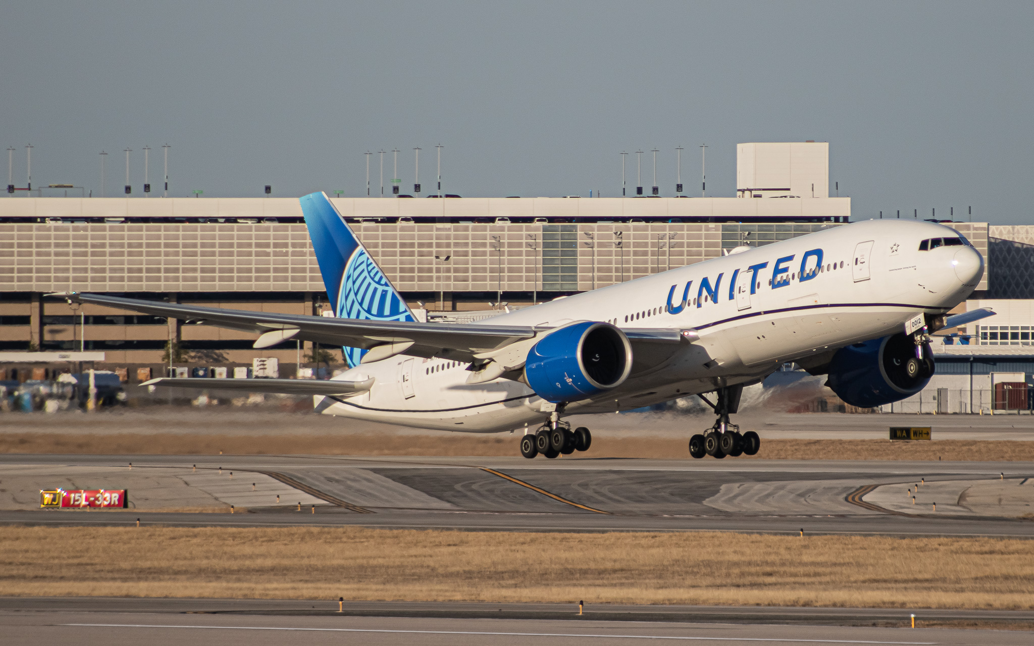Full size: United Airlines Boeing 777-300ER N77012 at Houston-George Bush Intercontinental Airport