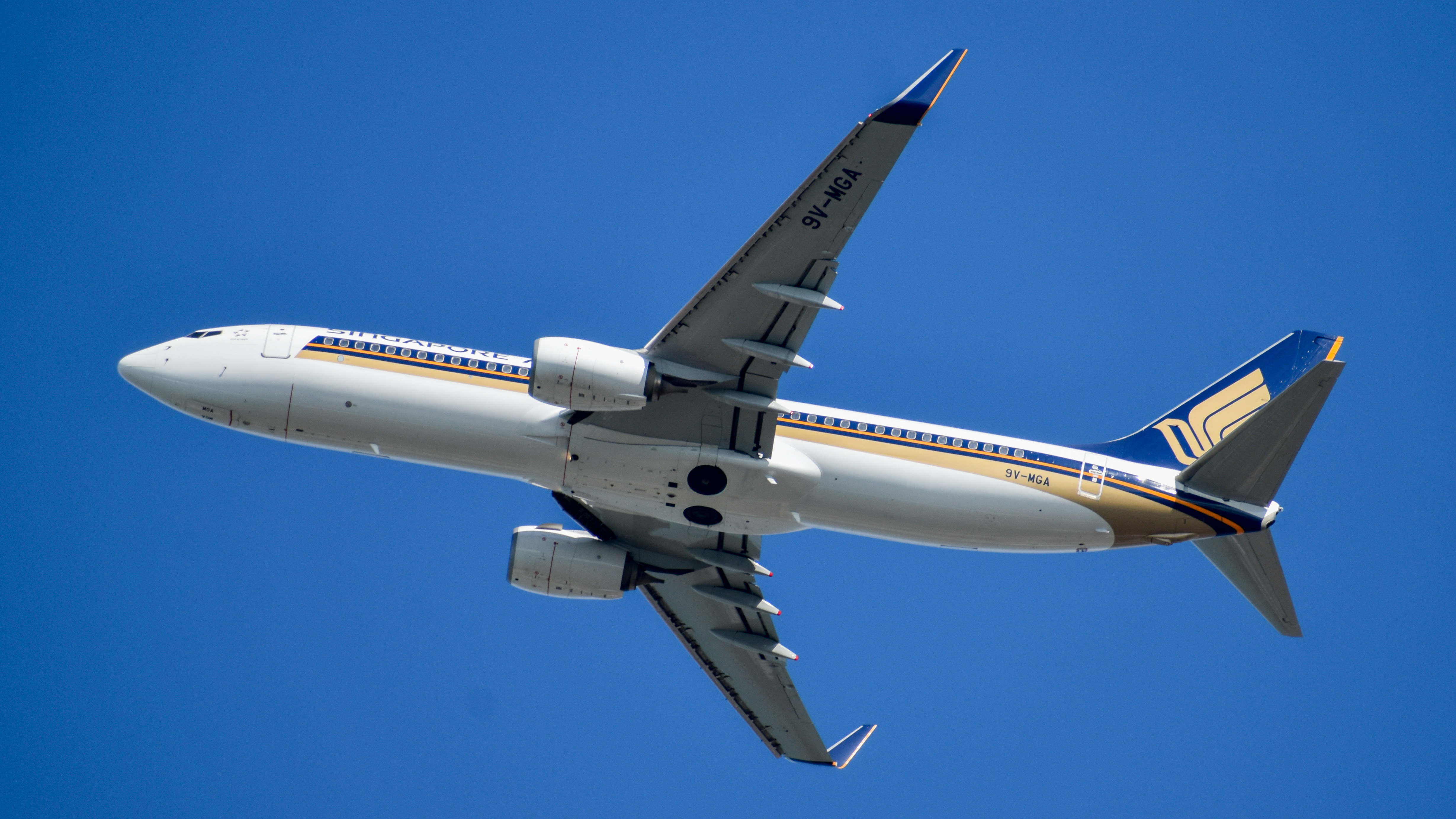 Full size: Singapore Airlines Boeing 737-800 9V-MGA at Singapore-Changi Airport