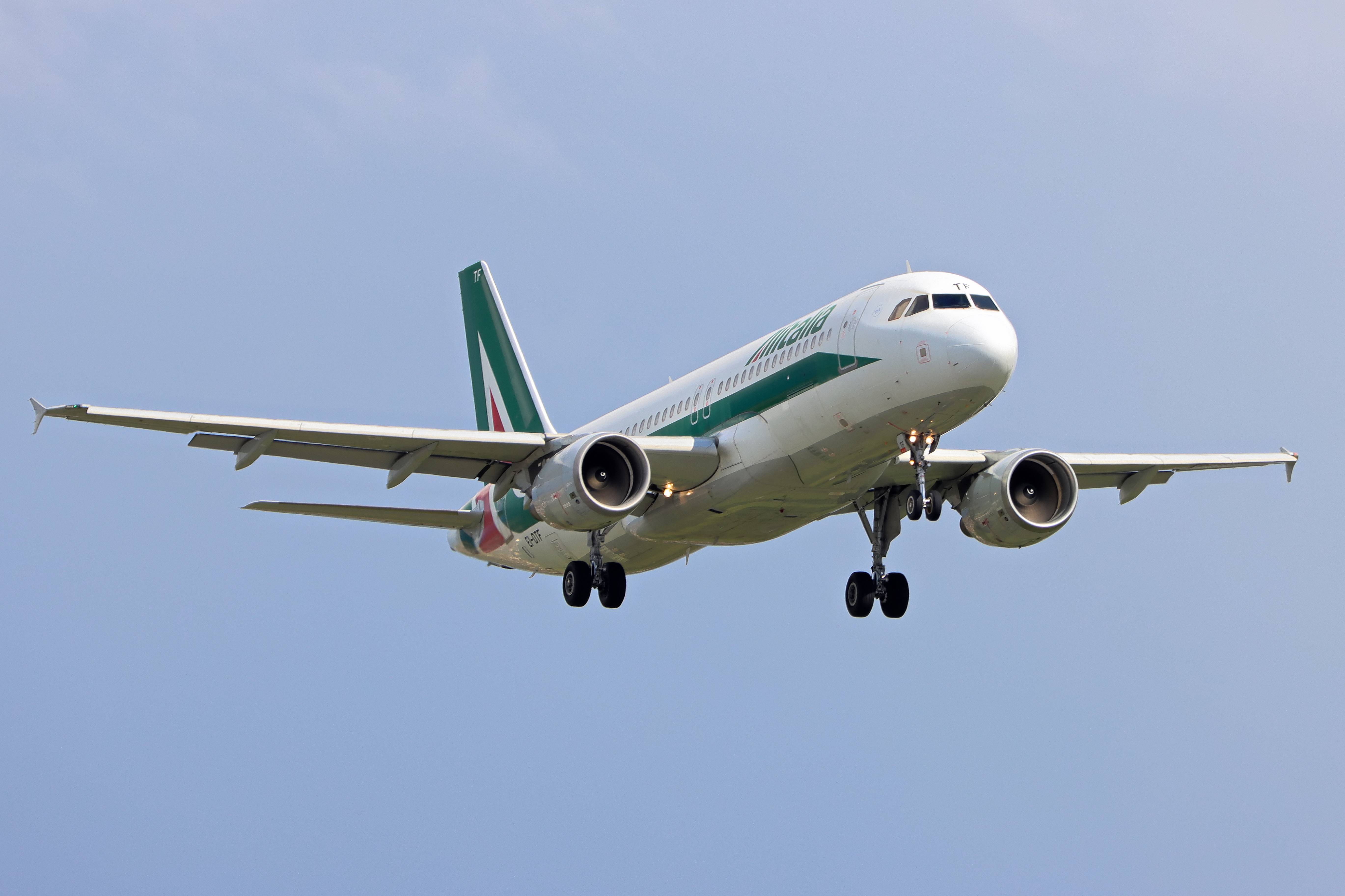 Full size: Alitalia Airbus A320 EI-DTF at London Heathrow International Airport