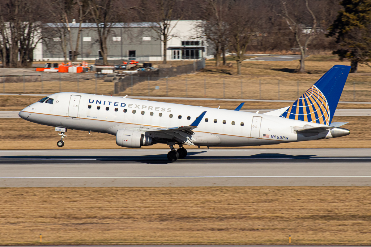 Full size: United Express Embraer E175 N865RW at John Glenn Columbus International Airport