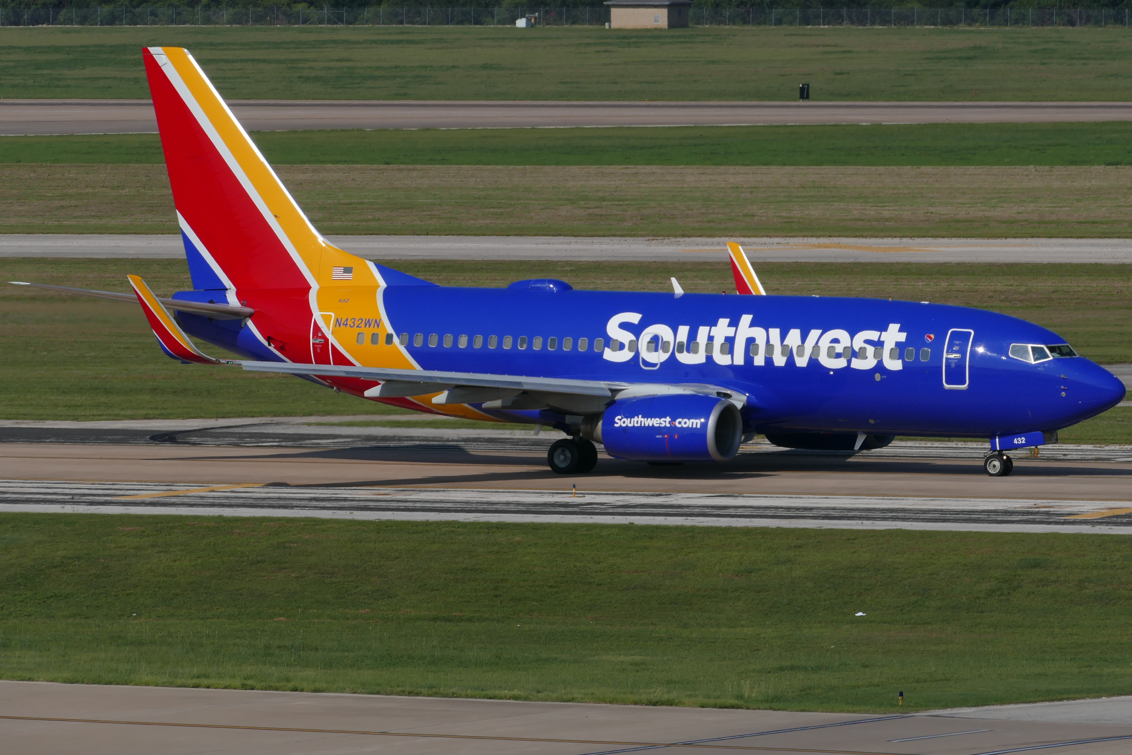 Full size: Southwest Airlines Boeing 737-700 N432WN at Austin-Bergstrom International Airport