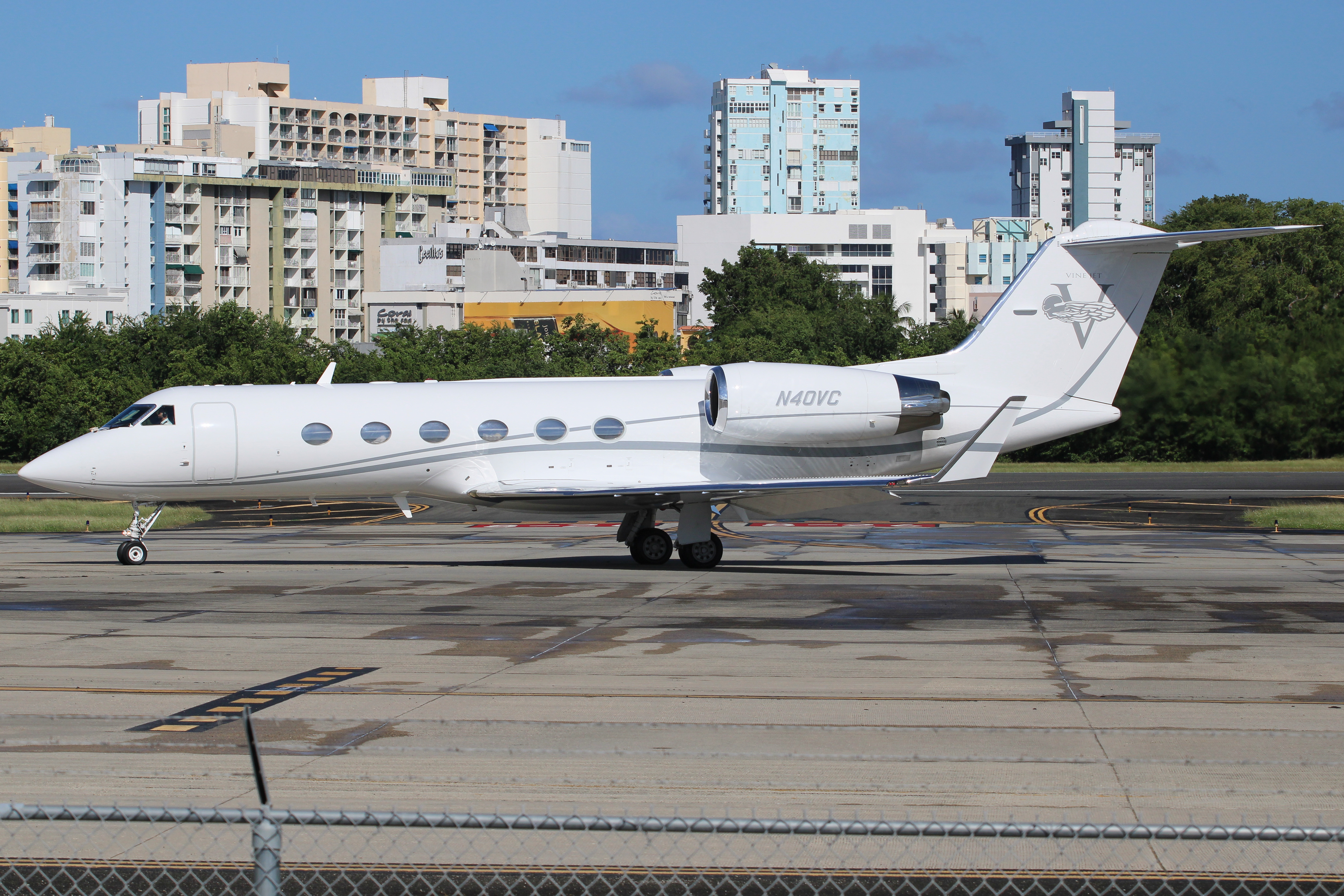 Full size: PRIVATE Gulfstream IV N40VC at San Juan Luis Munoz Marin International Airport