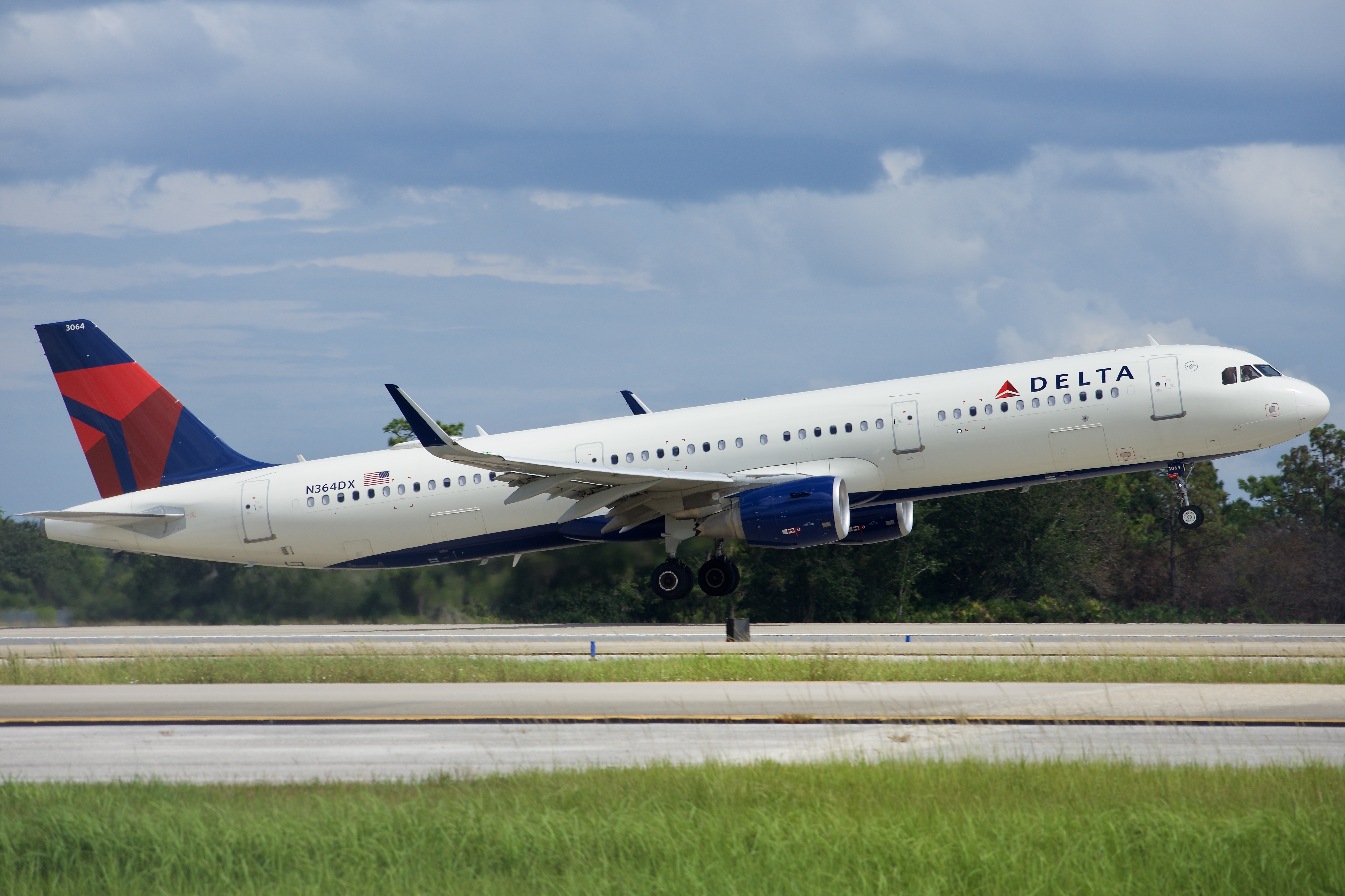 Full size: Delta Airlines Airbus A321-200 N364DX at Orlando International Airport