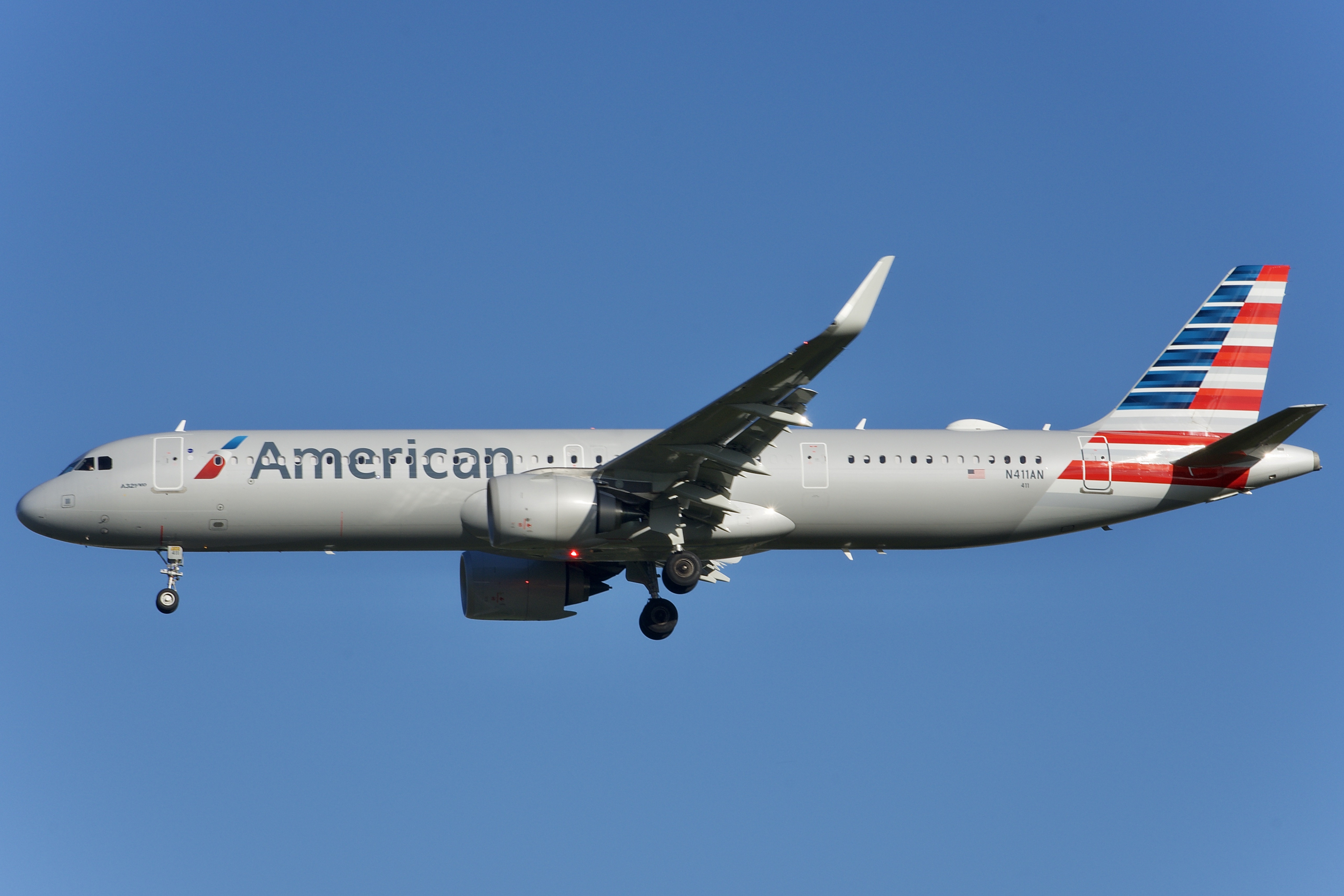 Full size: American Airlines Airbus A321NEO N411AN at Orlando International Airport