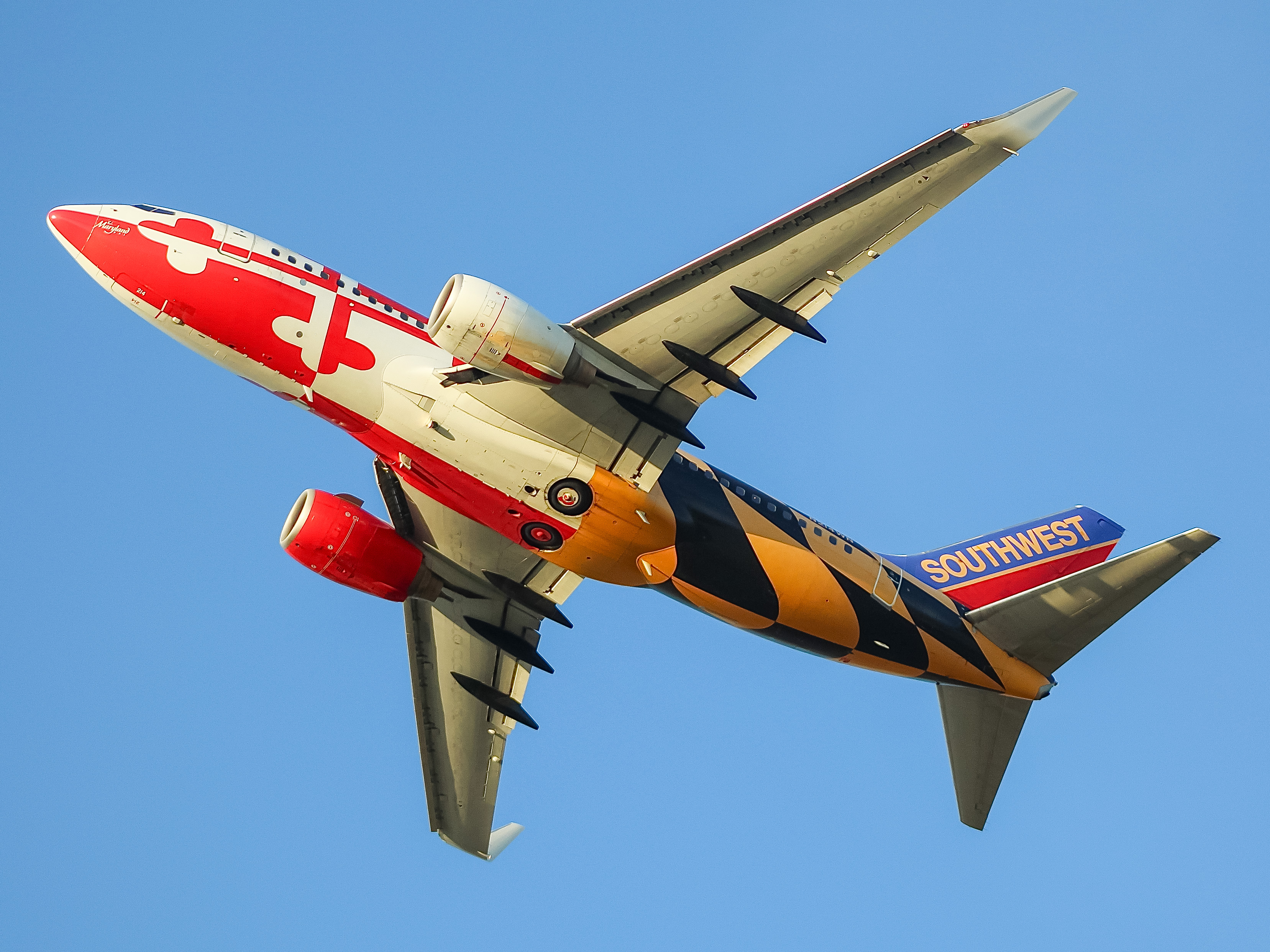 Full size: Southwest Airlines Boeing 737-700 N214WN at General Mitchell International Airport