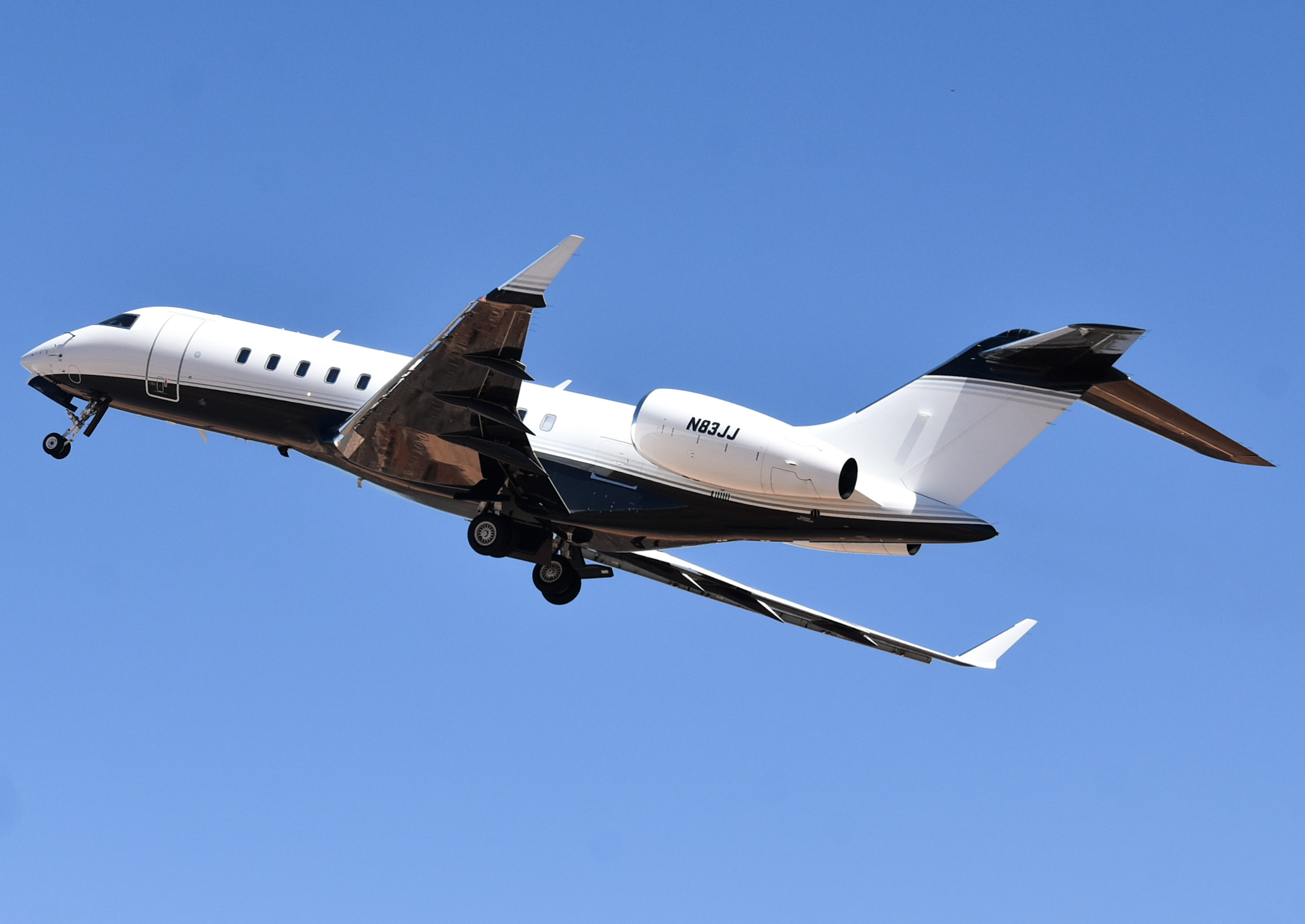Full size: PRIVATE Bombardier Global 5000 N83JJ at Aeropuerto de Cabo San Lucas Internacional