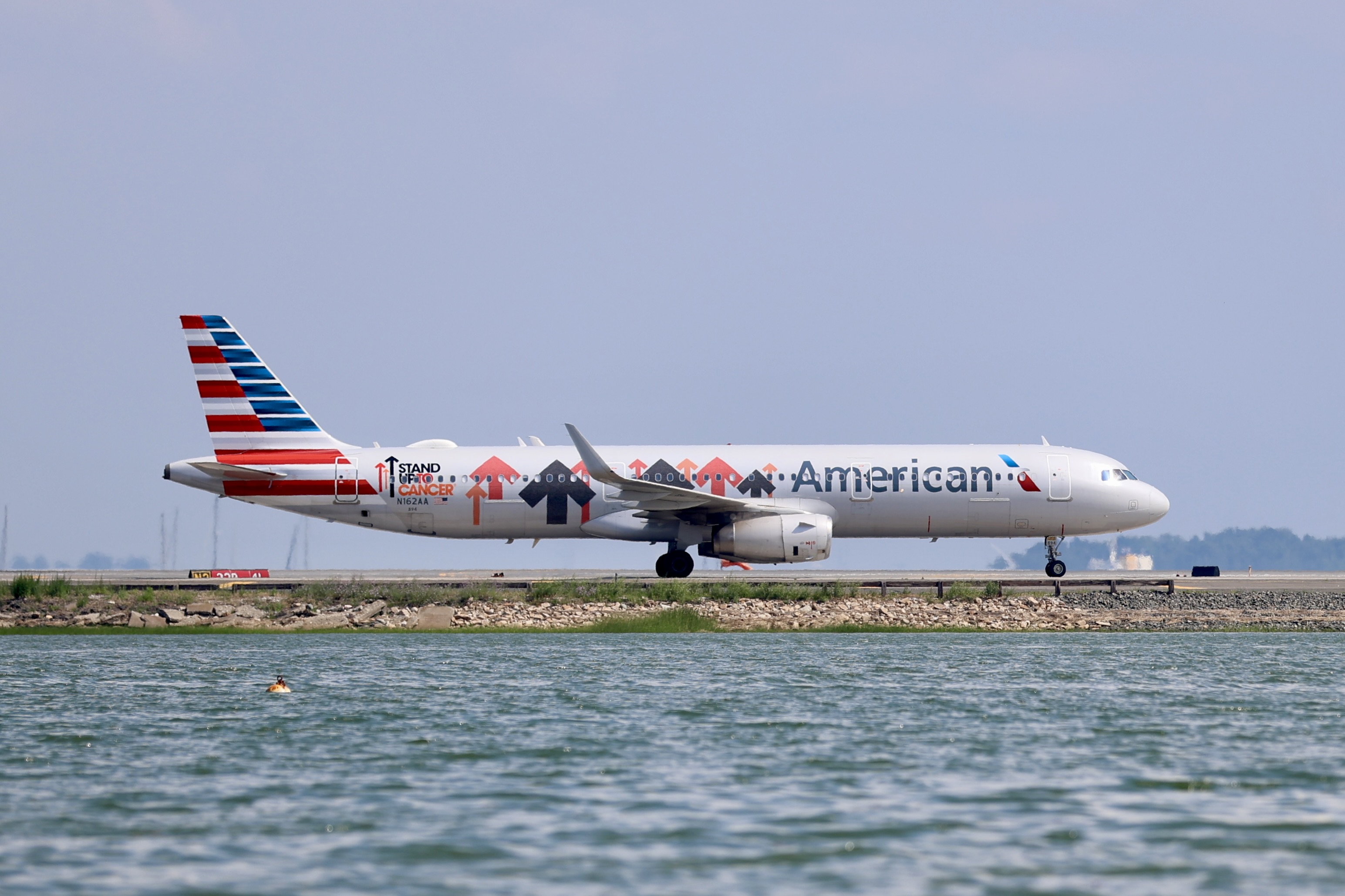 Full size: American Airlines Airbus A321-200 N162AA at General Edward Lawrence Logan International Airport