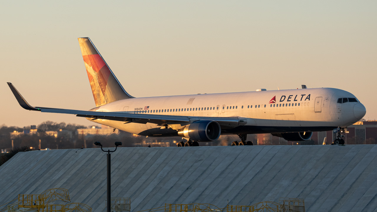 Full size: Delta Airlines Boeing 767-300ER N184DN at Hartsfield-Jackson Atlanta International Airport