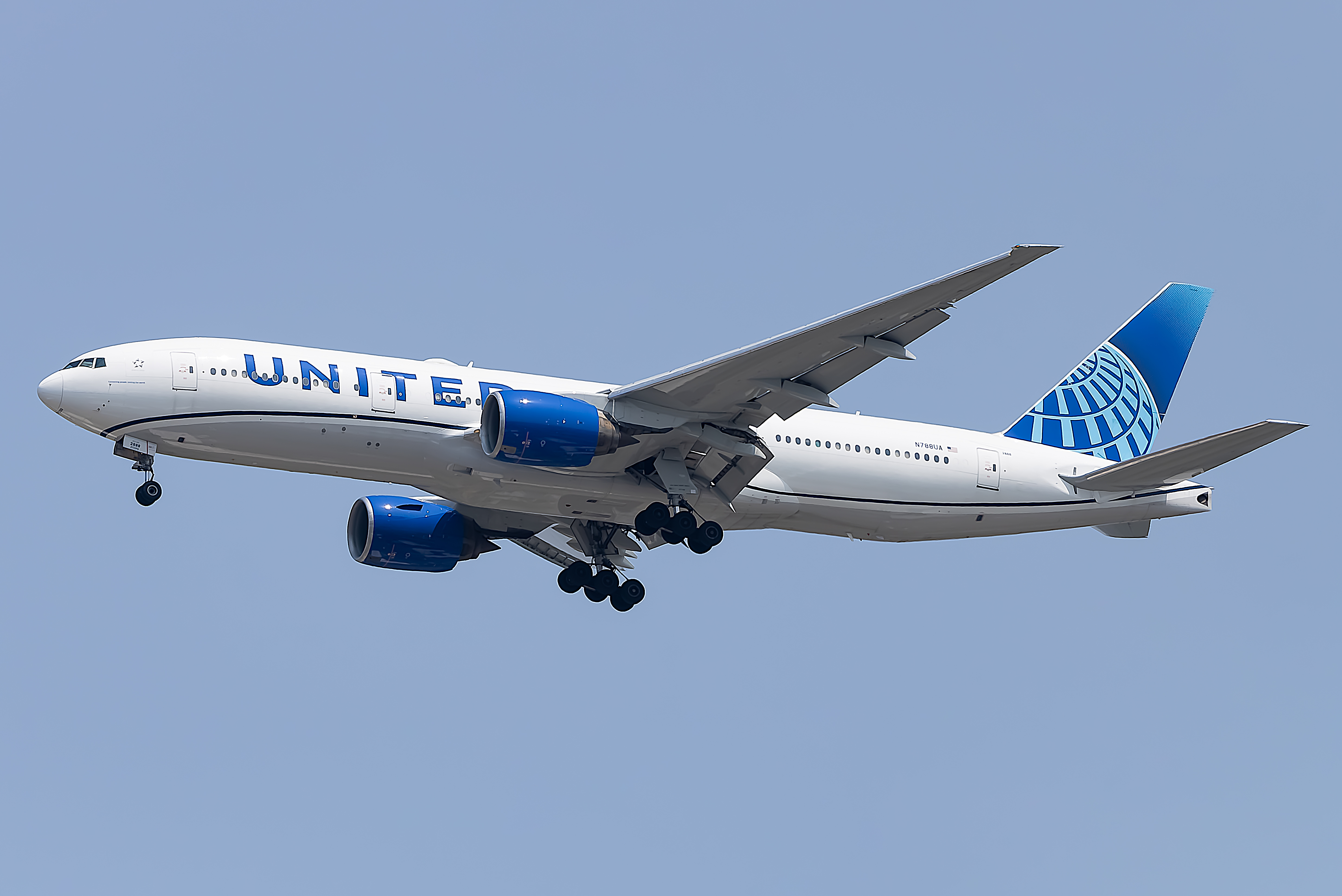 Full size: United Airlines Boeing 777-200 N788UA at Washington Dulles International Airport