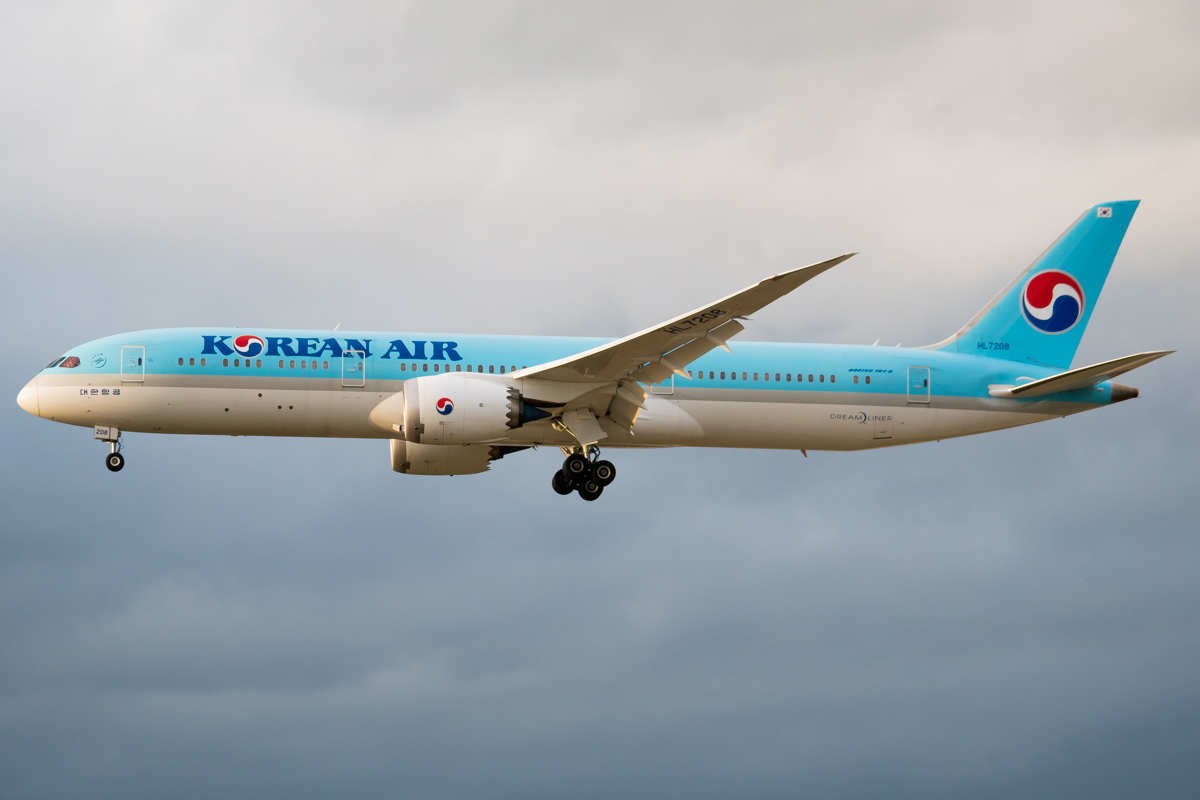 Full size: Korean Air Boeing 787-9 HL7208 at Frankfurt International Airport
