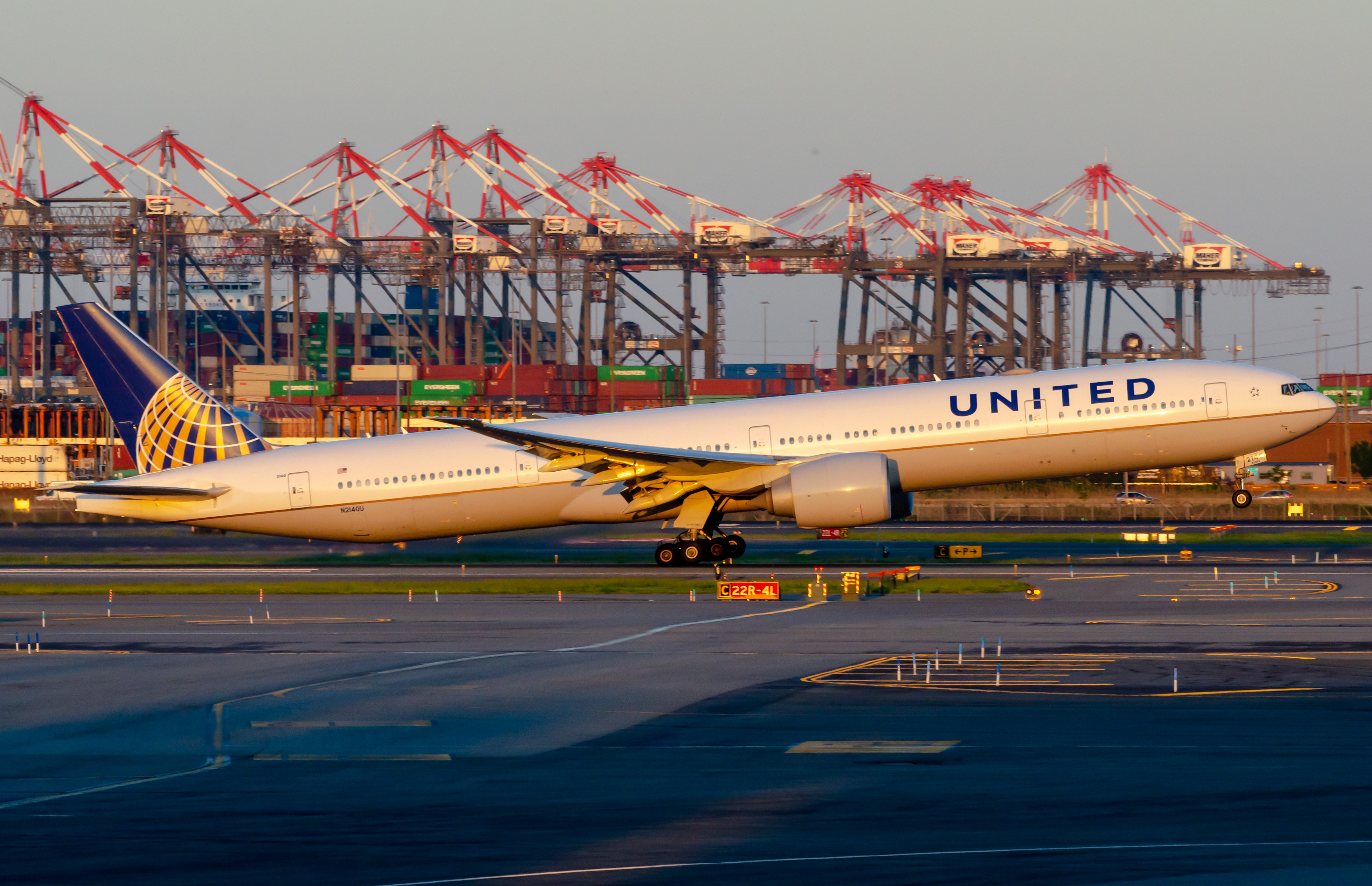 Full size: United Airlines Boeing 777-300ER N2140U at Newark Liberty International Airport