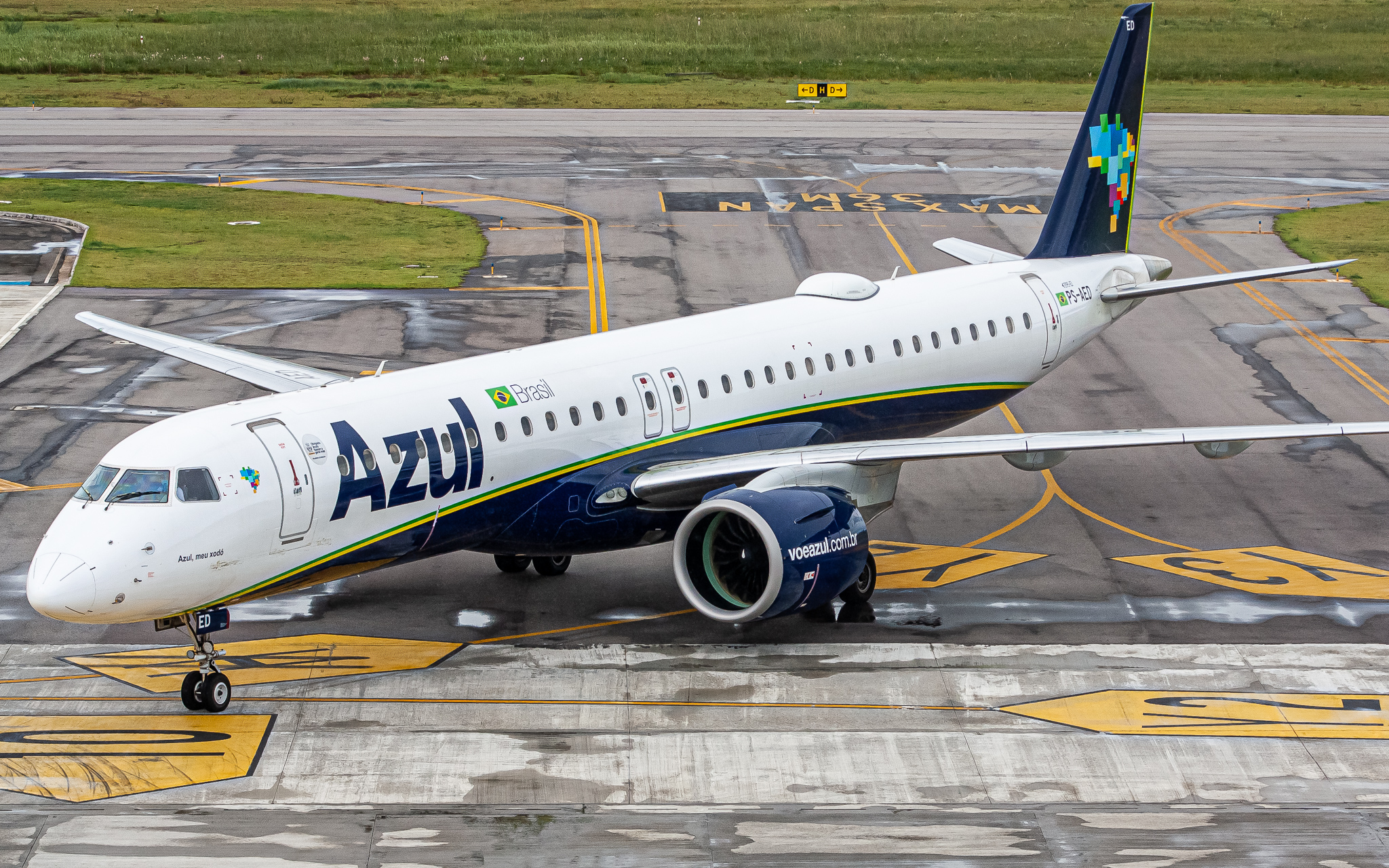 Full size: Azul Brazilian Airlines Embraer E195-E2 PS-AED at Florianopolis Hercilio Luz International Airport