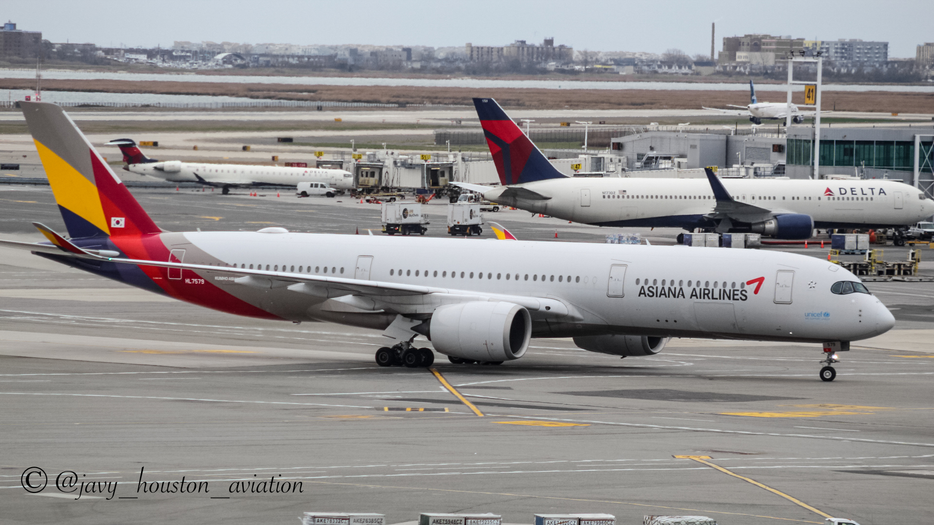 Full size: Asiana Airlines Airbus A350-900ULR HL7579 at John F. Kennedy International Airport