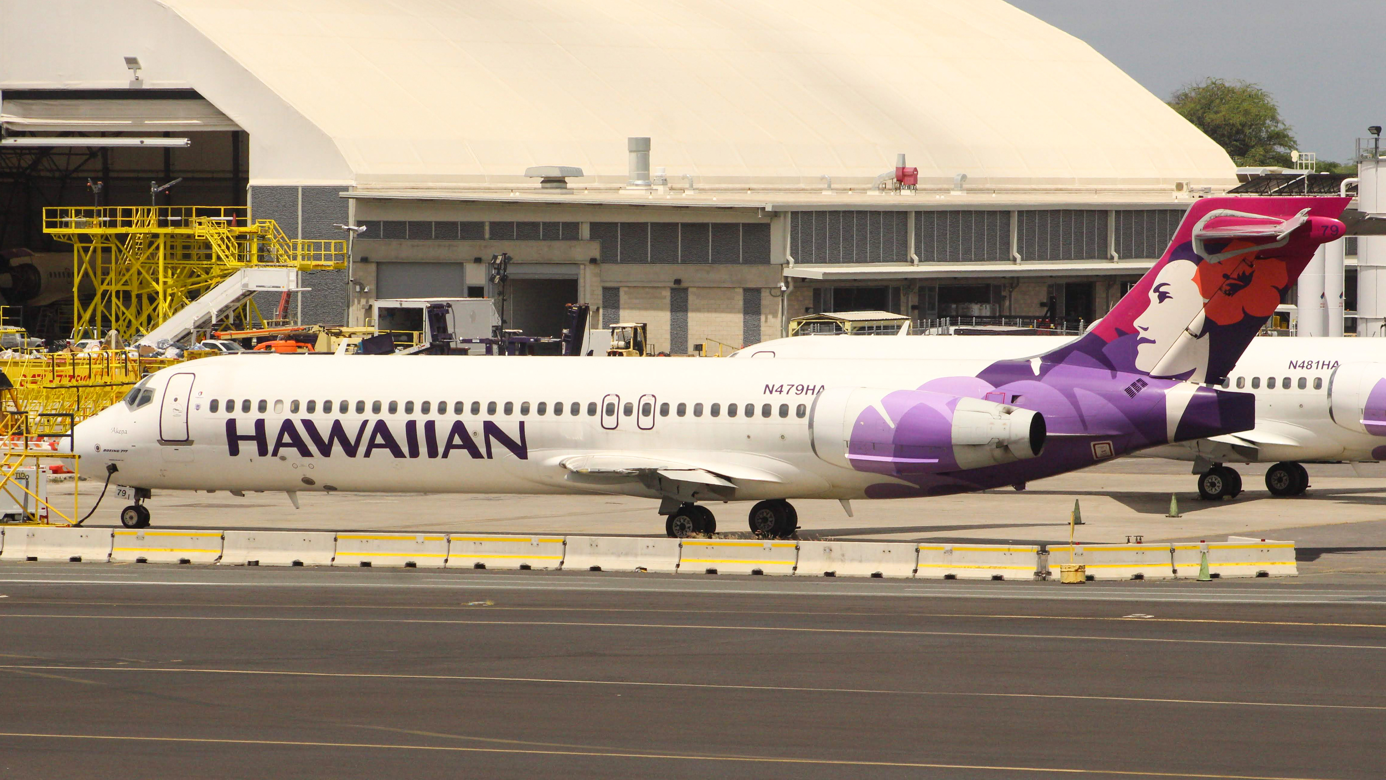 Full size: Hawaiian Airlines Boeing 717-200 N479HA at Daniel K Inouye International Airport