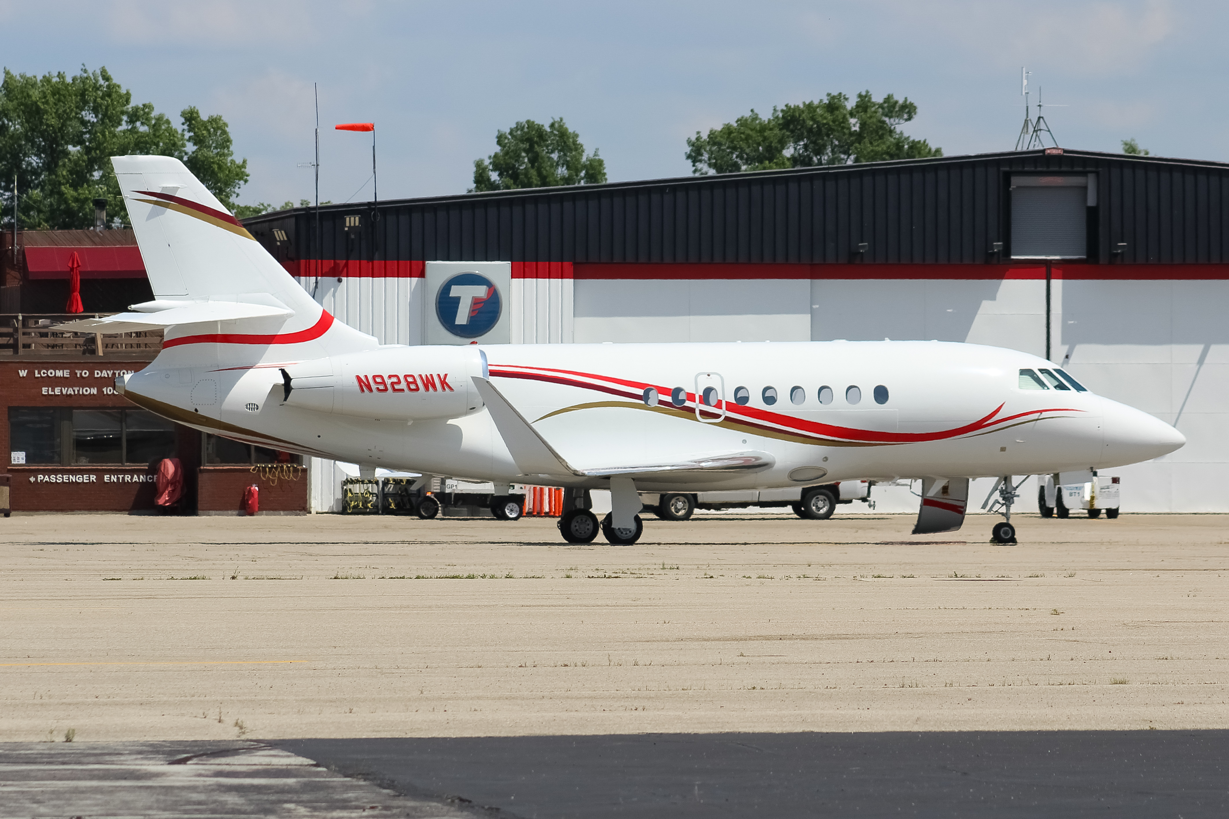 Full size: PRIVATE Dassault Falcon 2000LX N928WK at James M Cox Dayton International Airport