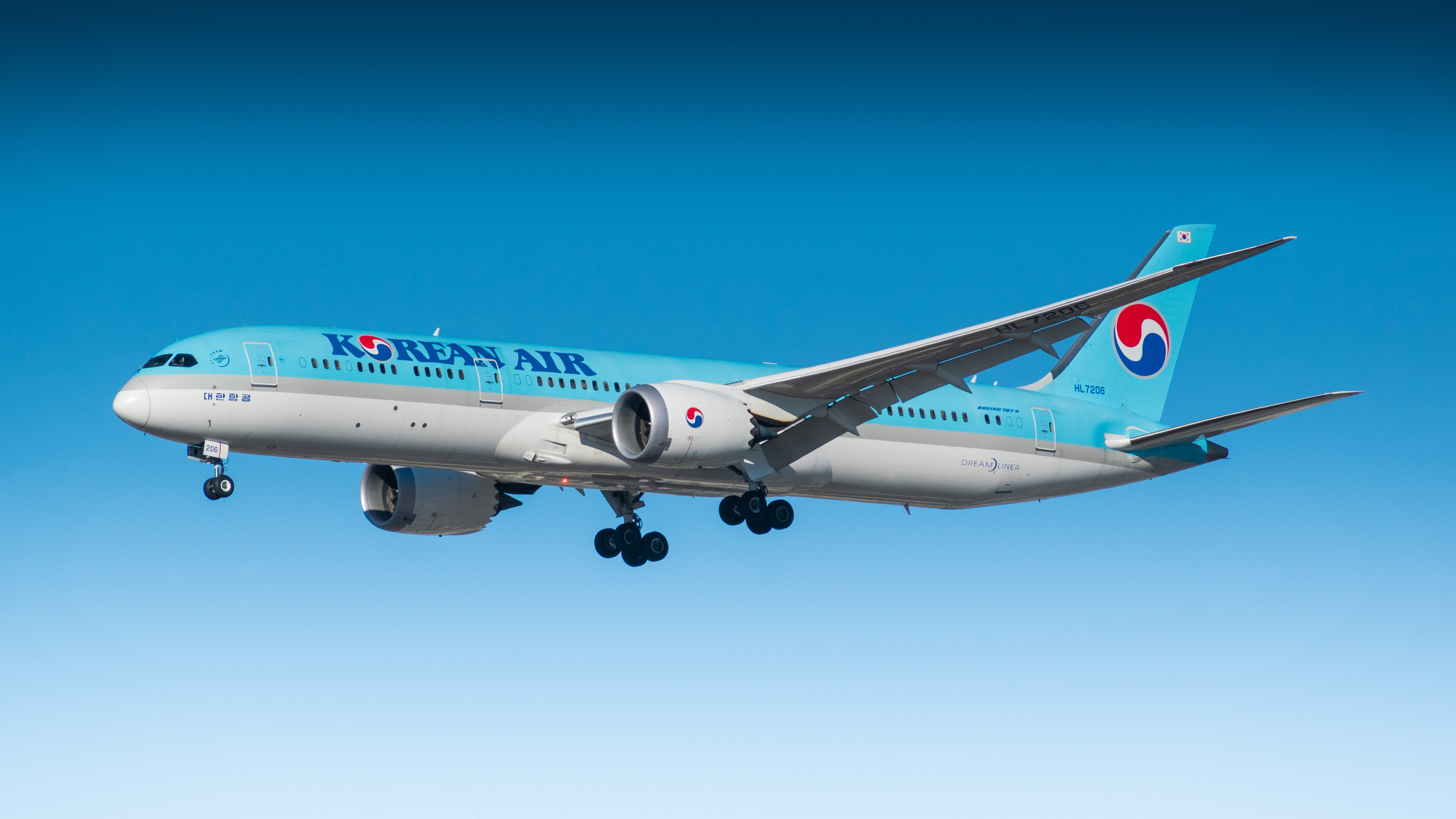 Full size: Korean Air Boeing 787-9 HL7206 at Los Angeles International Airport