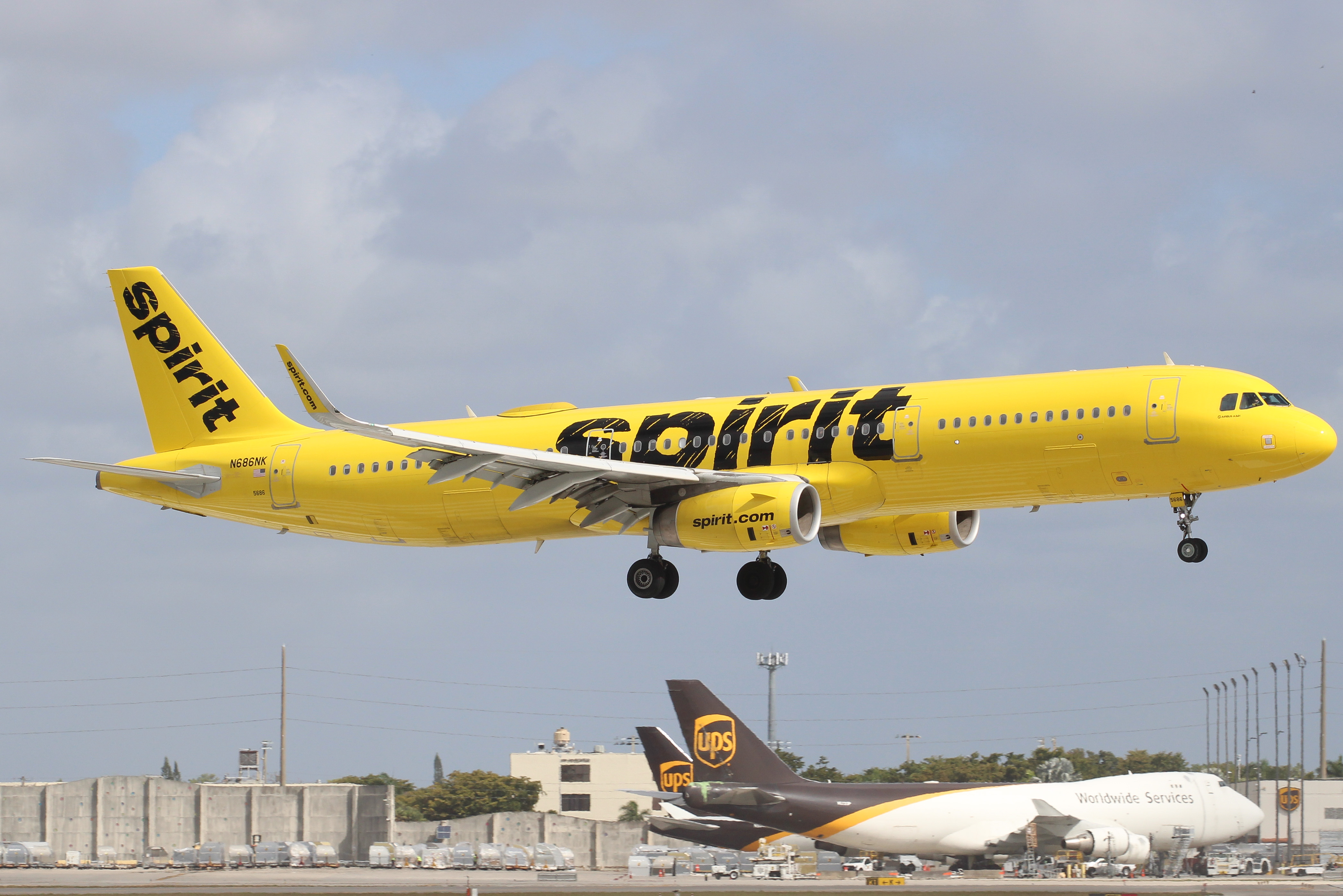 Full size: Spirit Airlines Airbus A321-200 N686NK at Miami International Airport