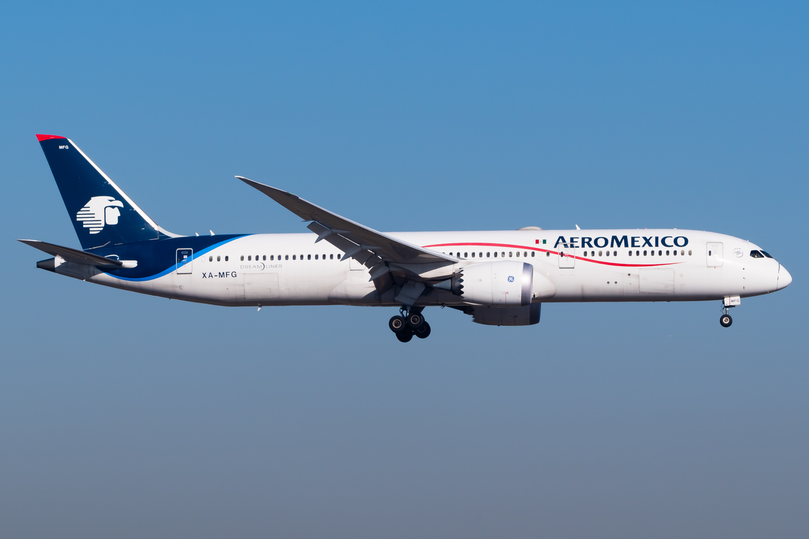 Full size: Aeromexico Boeing 787-9 XA-MFG at Mexico City International Airport