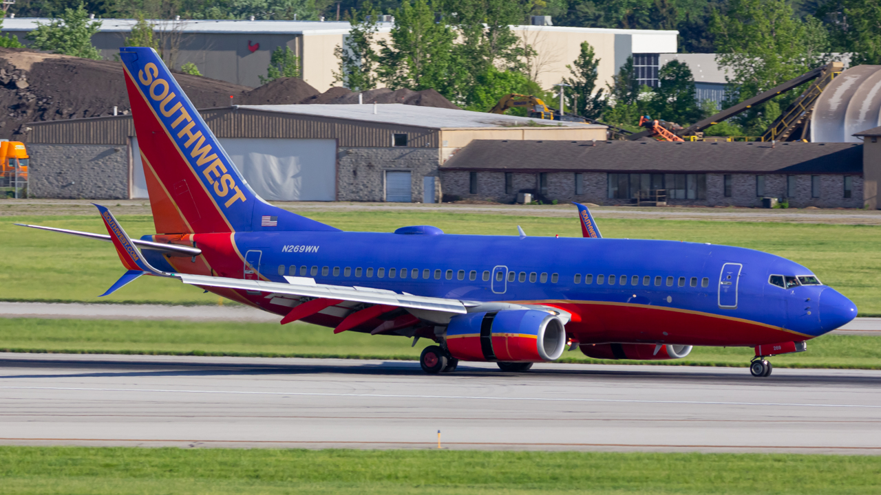 Full size: Southwest Airlines Boeing 737-700 N269WN at John Glenn Columbus International Airport