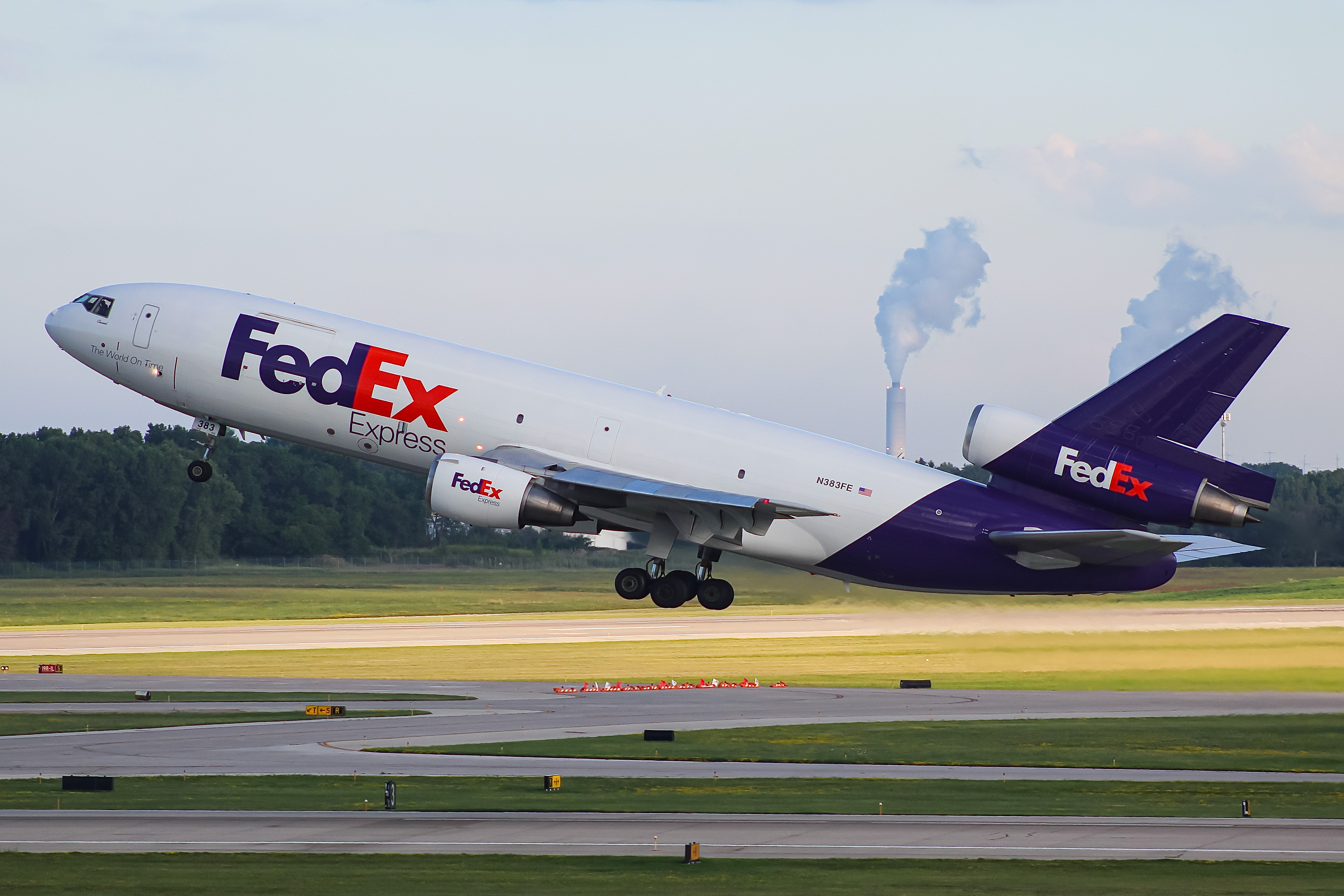 Full size: FedEx McDonnell Douglas MD-10F N383FE at General Mitchell International Airport