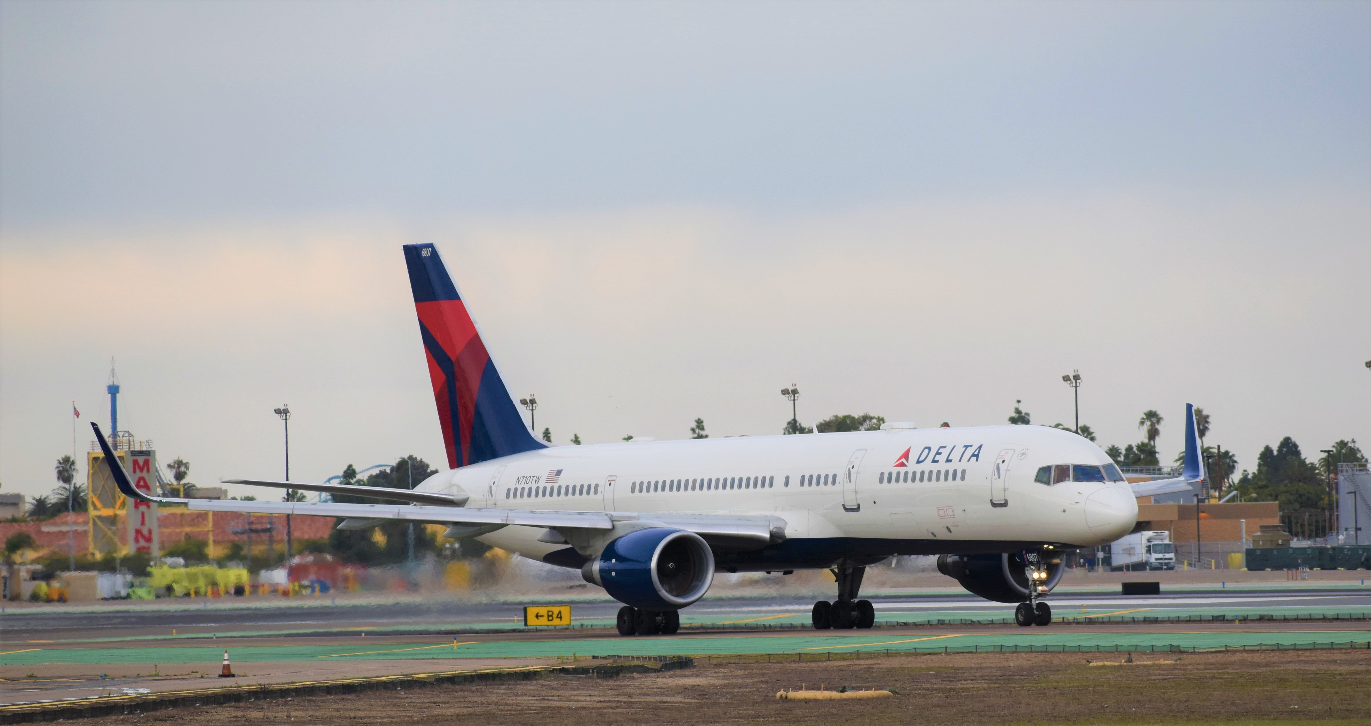 Full size: Delta Airlines B757-200 N710TW at San Diego International Airport