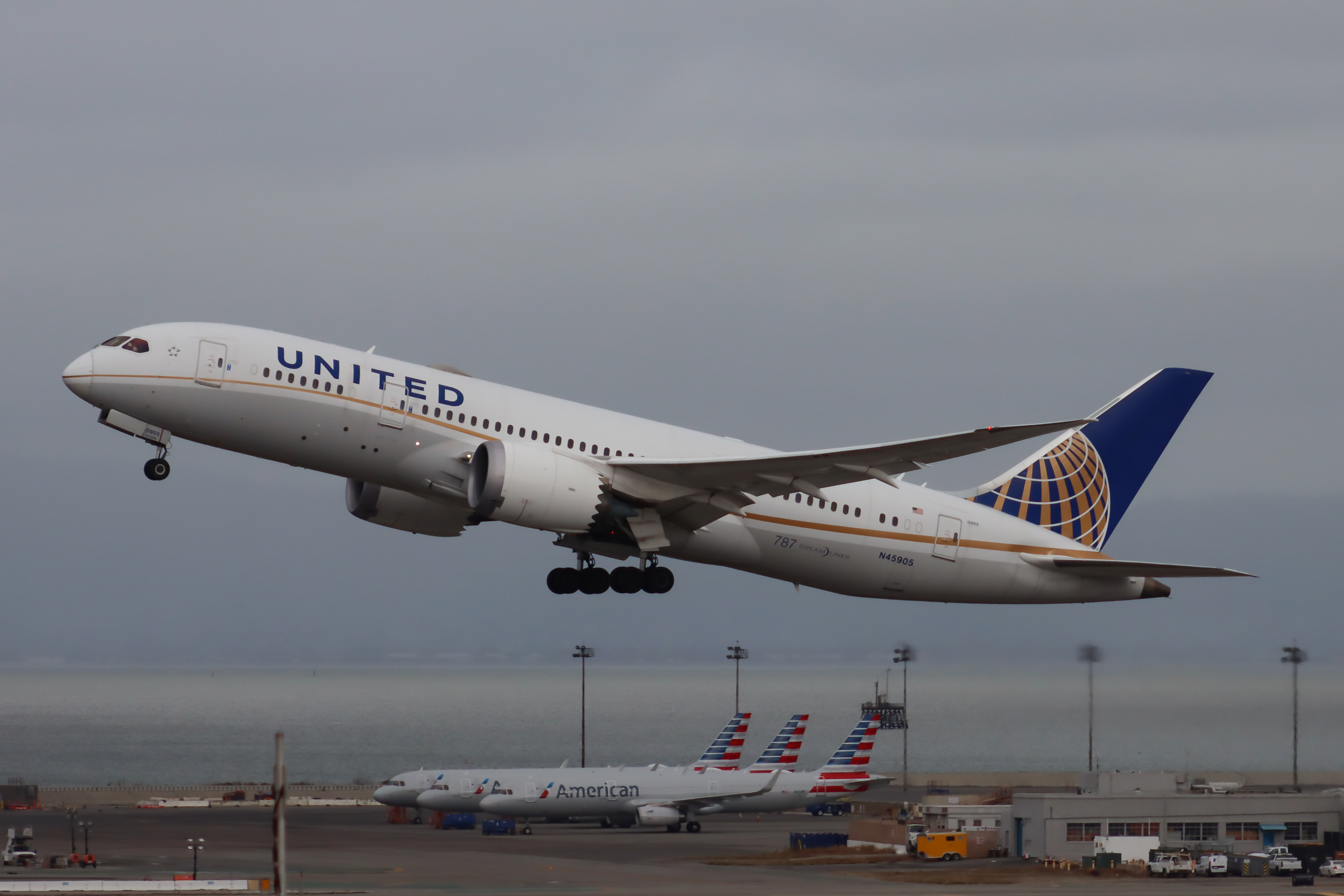 Full size: United Airlines Boeing 787-8 N45905 at San Francisco International Airport