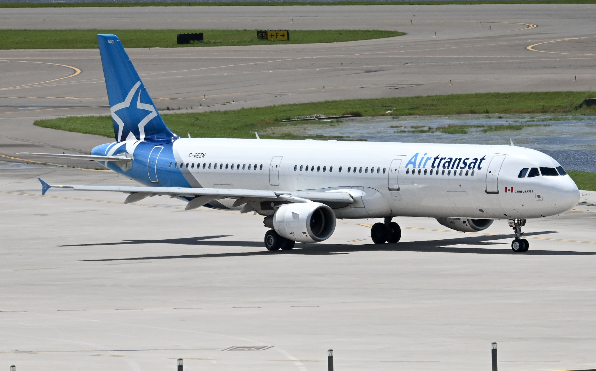 Full size: Air Transat Airbus A321-200 C-GEZN at Orlando International Airport