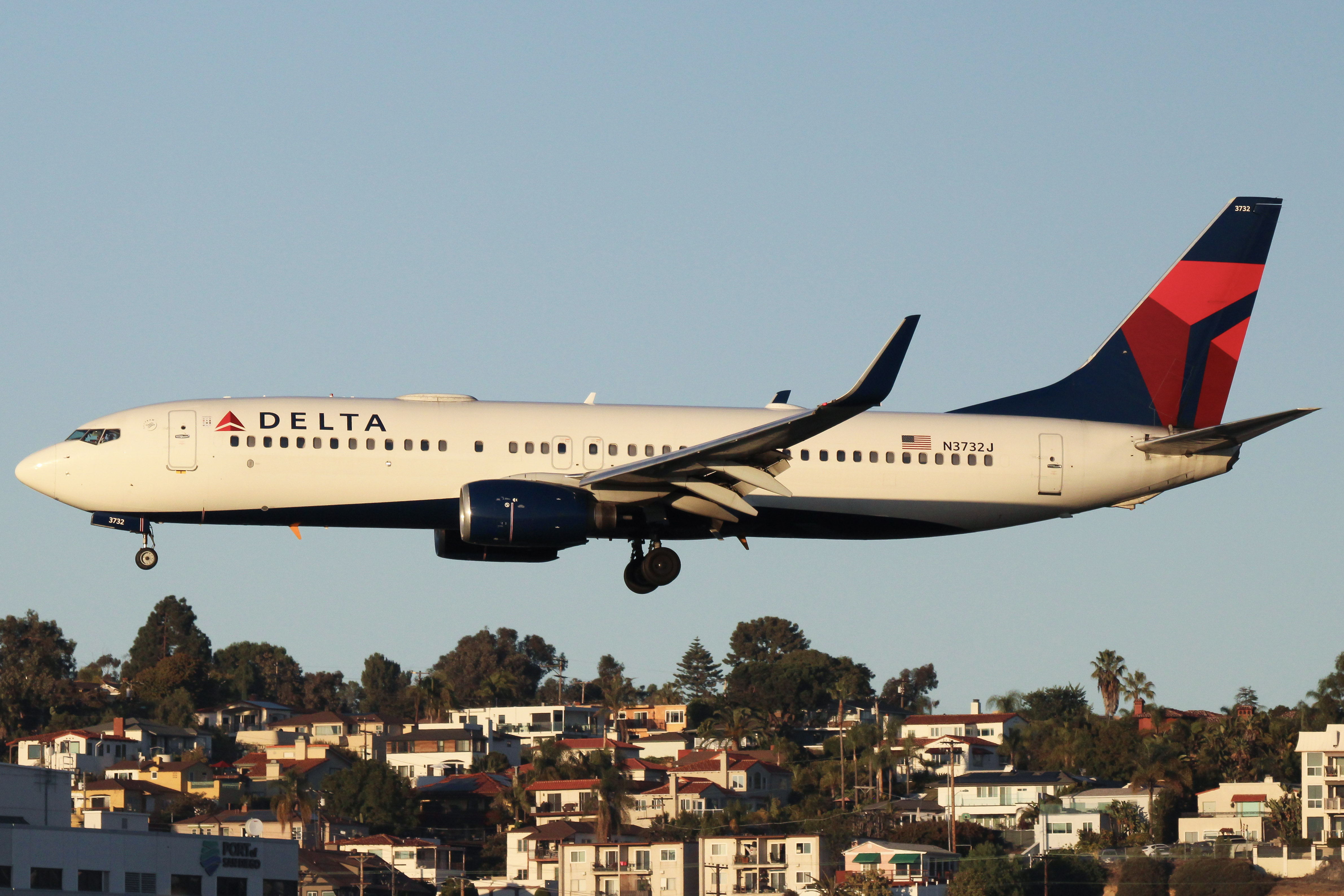 Full size: Delta Airlines Boeing 737-800 N3732J at San Diego International Airport