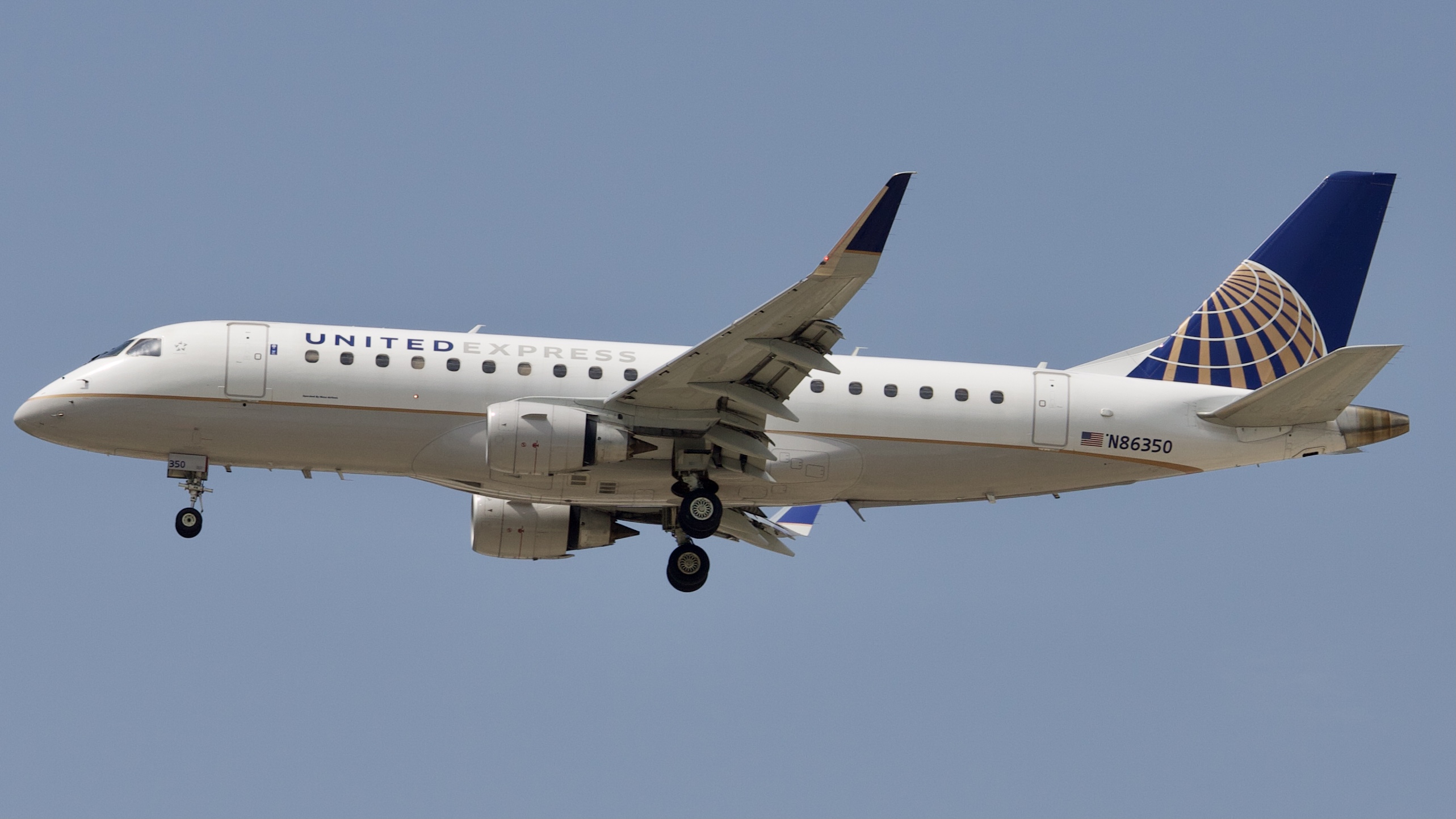 Full size: United Express Embraer E175 N86350 at Houston-George Bush Intercontinental Airport