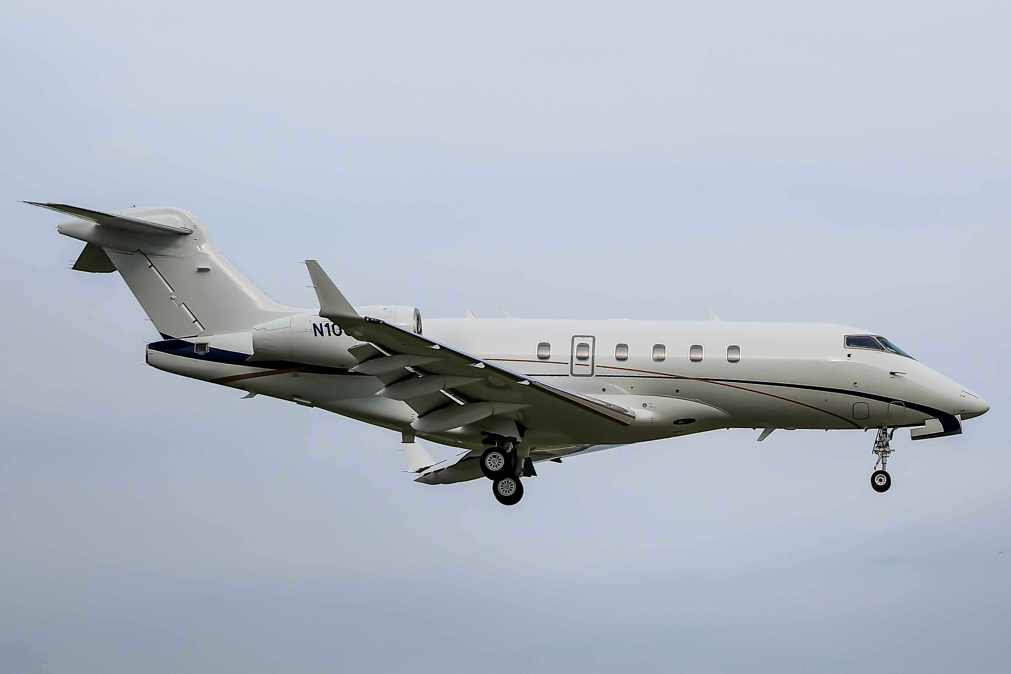 Full size: PRIVATE Bombardier Challenger 300 N108ET at General Mitchell International Airport