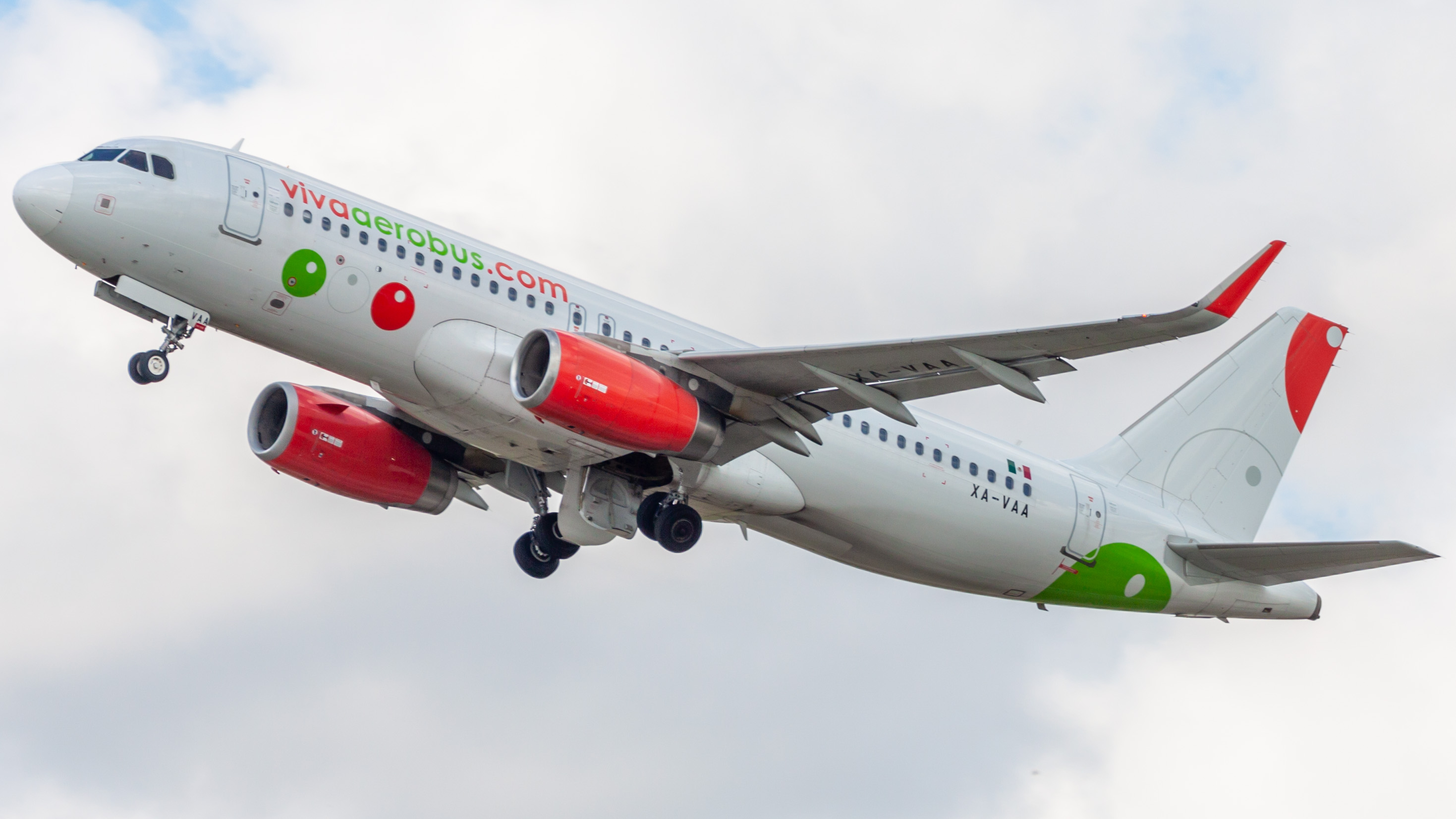 Full size: VivaAerobus Airbus A320 XA-VAA at Houston-George Bush Intercontinental Airport