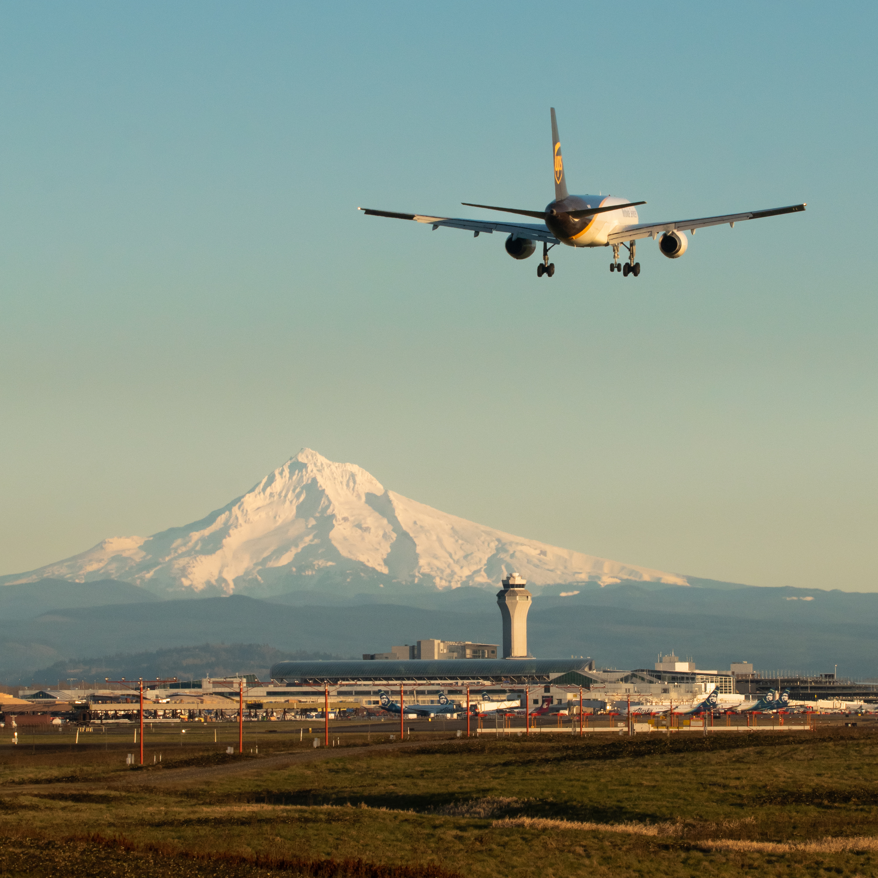 Full size: United Parcel Service Boeing 757-200F N449UP at Portland International Airport