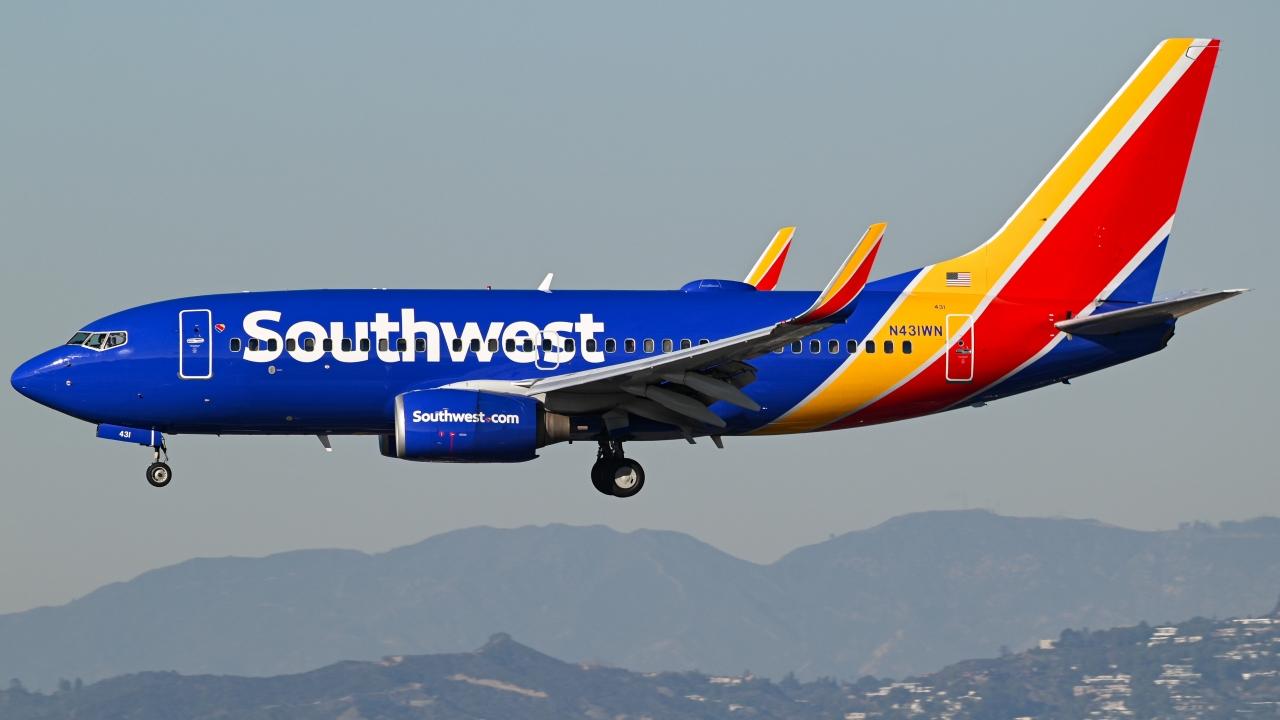 Full size: Southwest Airlines Boeing 737-700 N431WN at Los Angeles International Airport